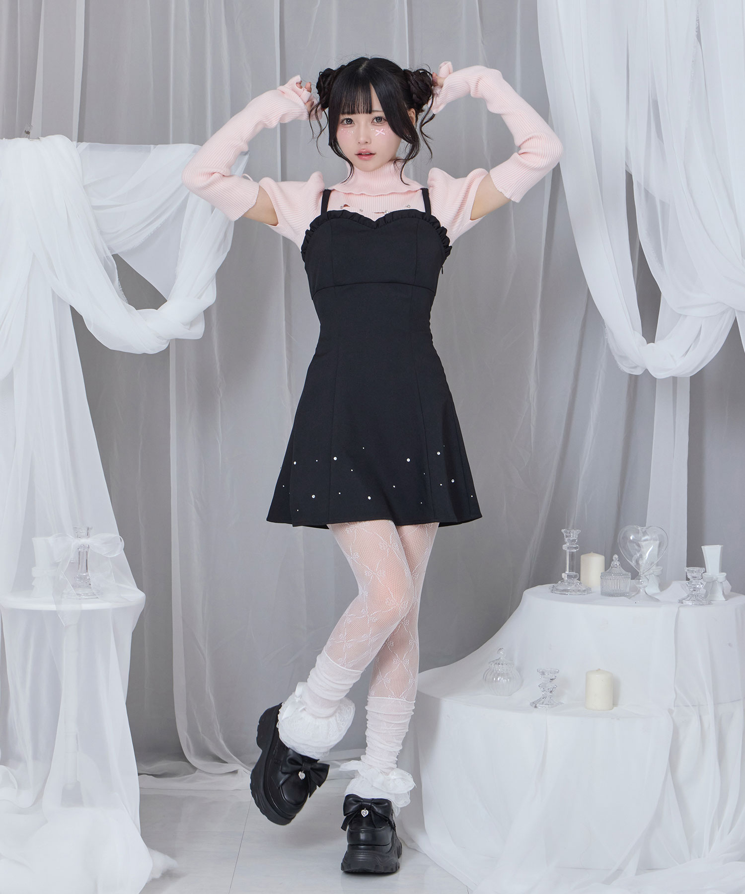 カットアウトラインストーンタートルニット