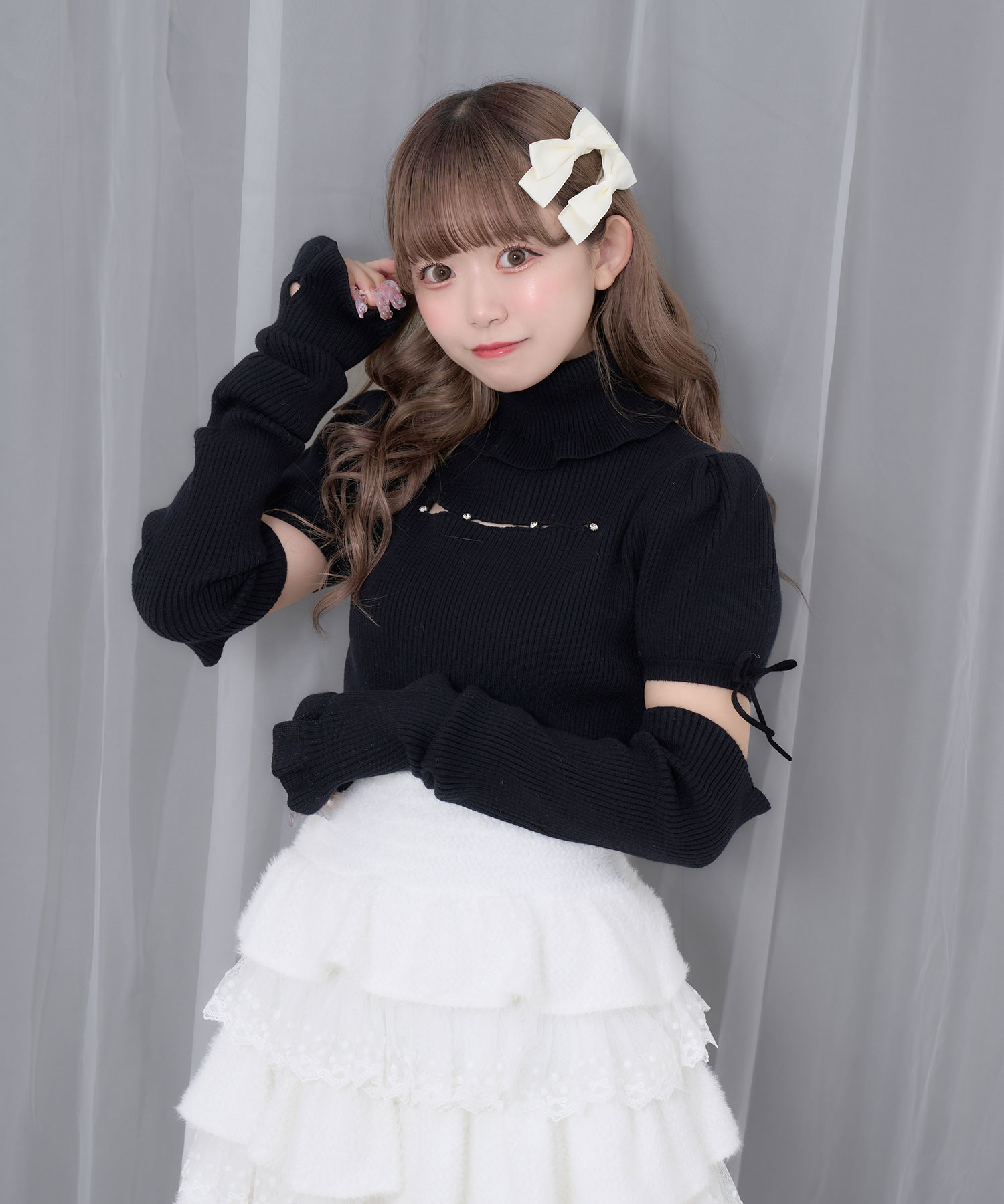 カットアウトラインストーンタートルニット