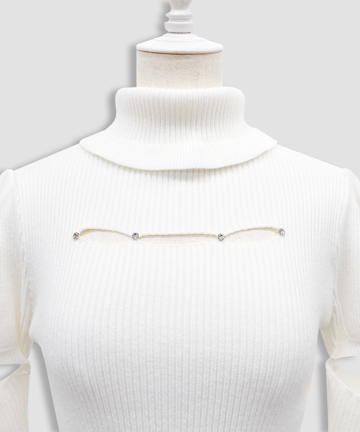 カットアウトラインストーンタートルニット