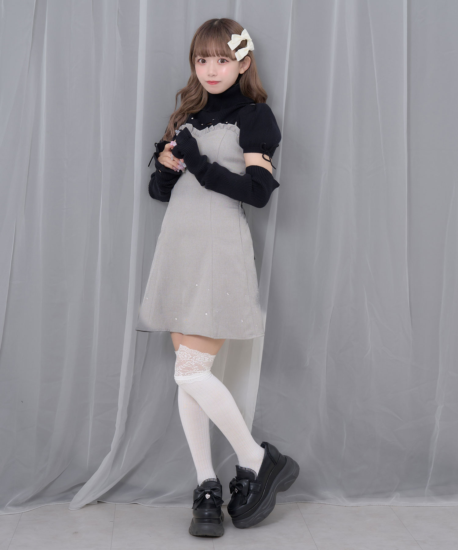 カットアウトラインストーンタートルニット