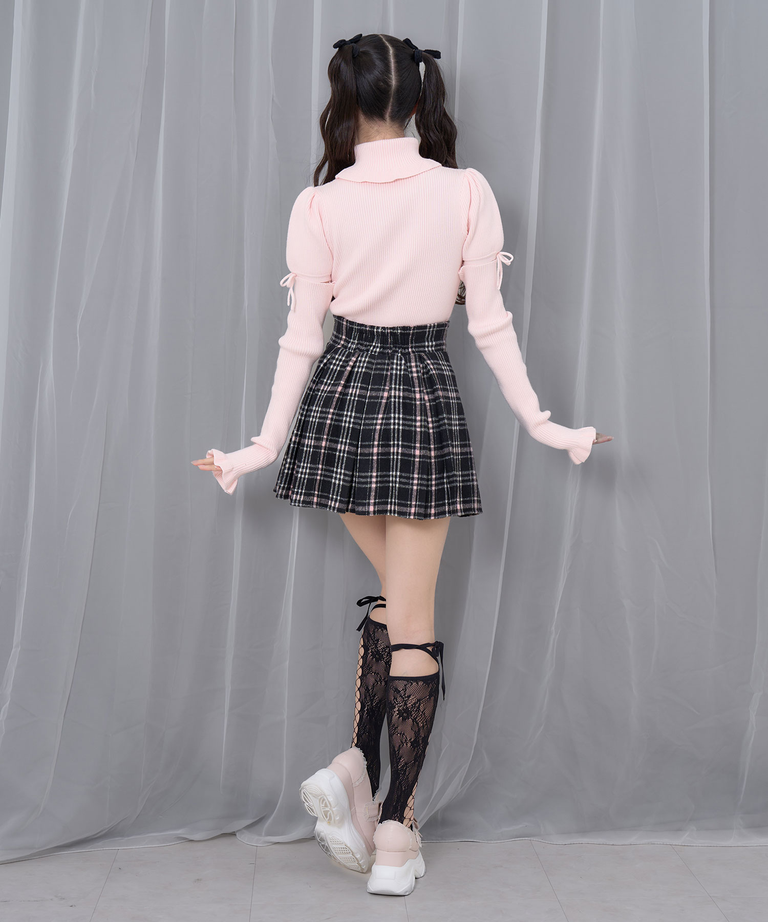 カットアウトラインストーンタートルニット