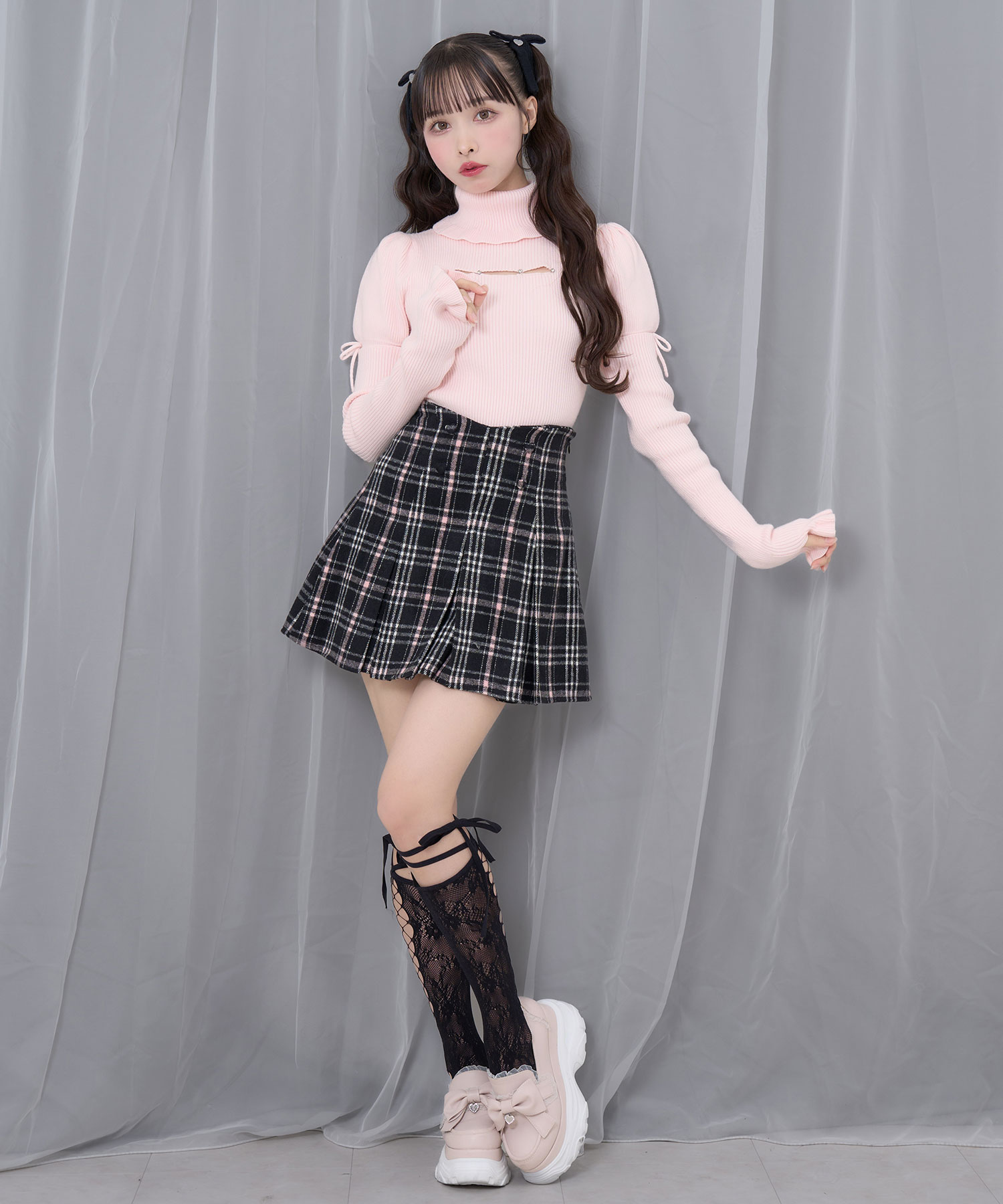 カットアウトラインストーンタートルニット