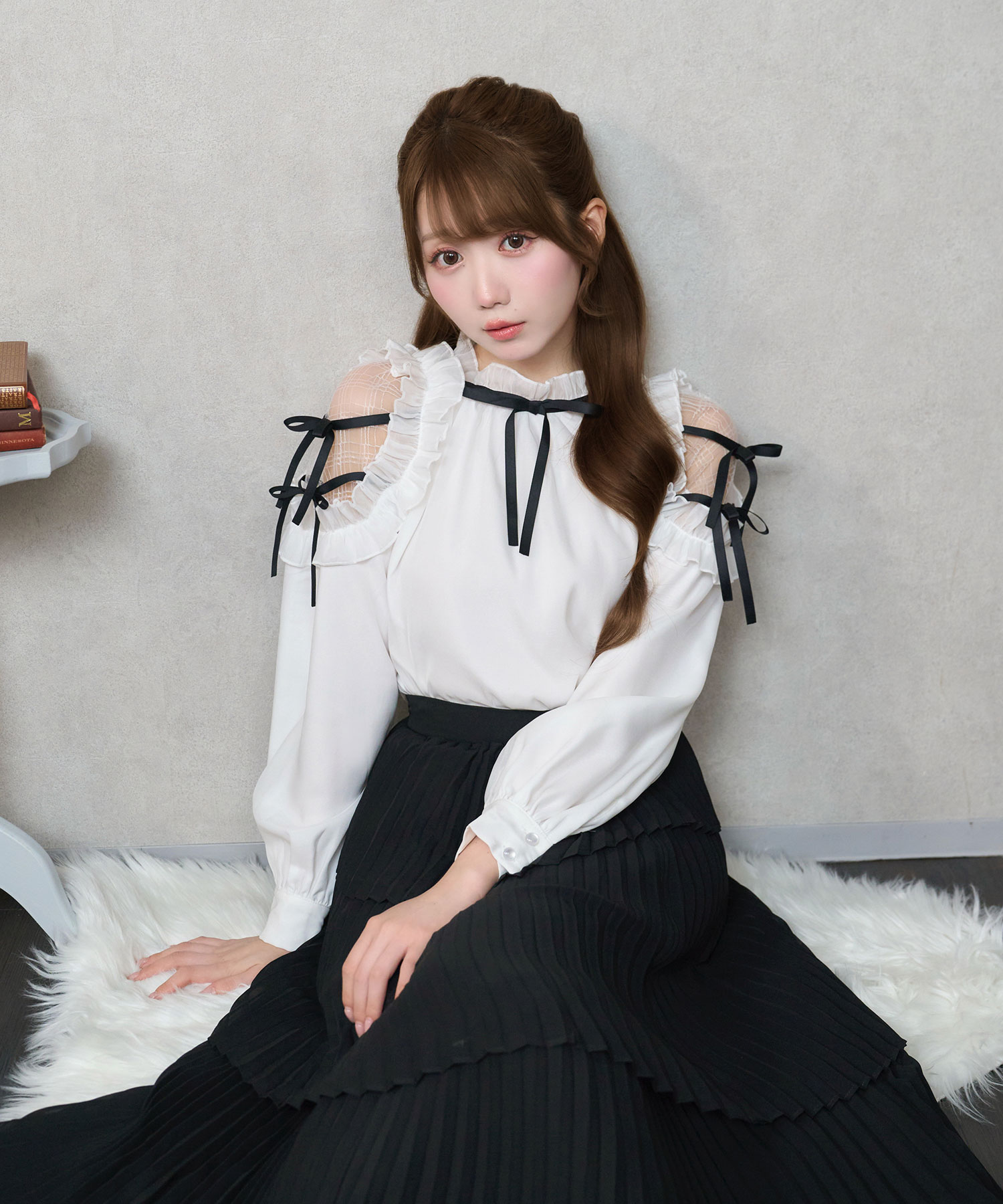 Shoulder frills Ribbon blouse