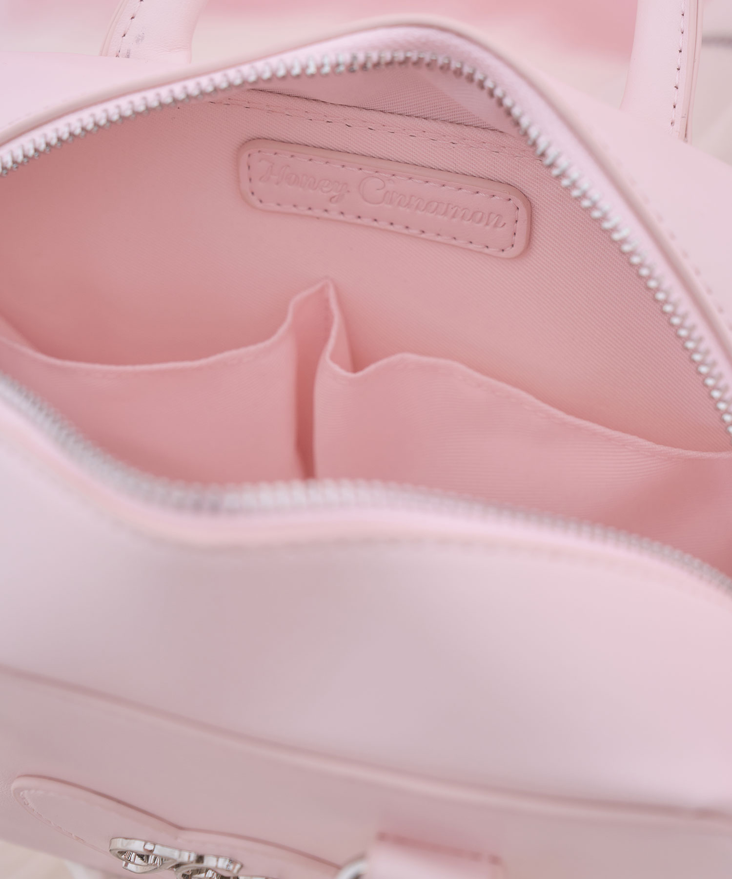 ハンドルリボンハートロゴバッグ