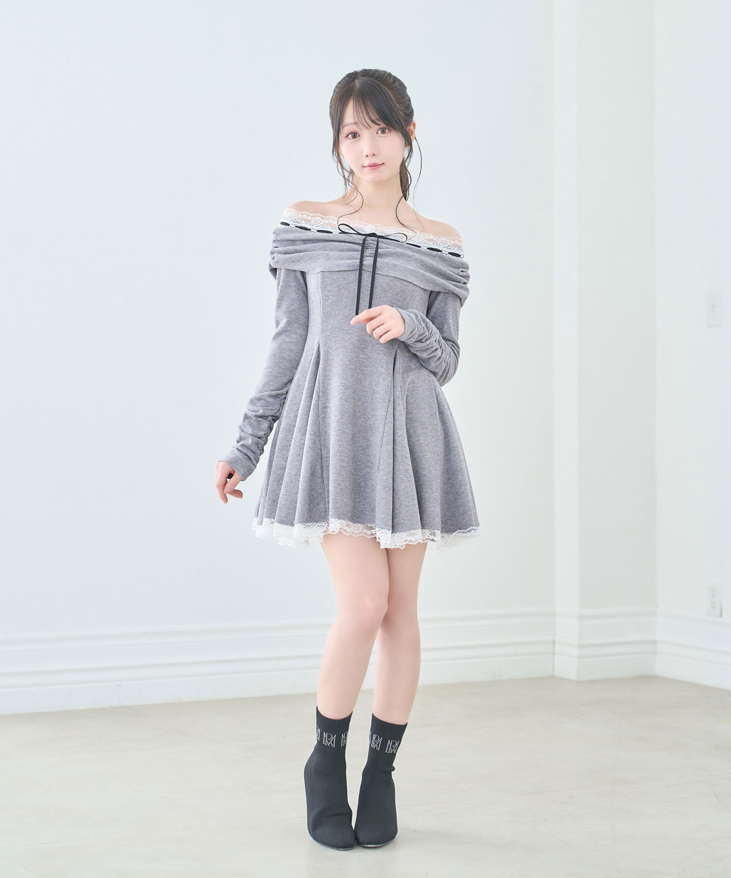 Off shoulder lace mini o/p