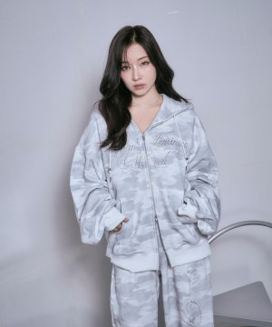 ラインストーンロゴジップパーカー