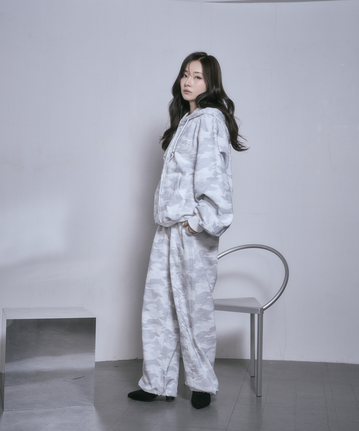 ラインストーンロゴジップパーカー