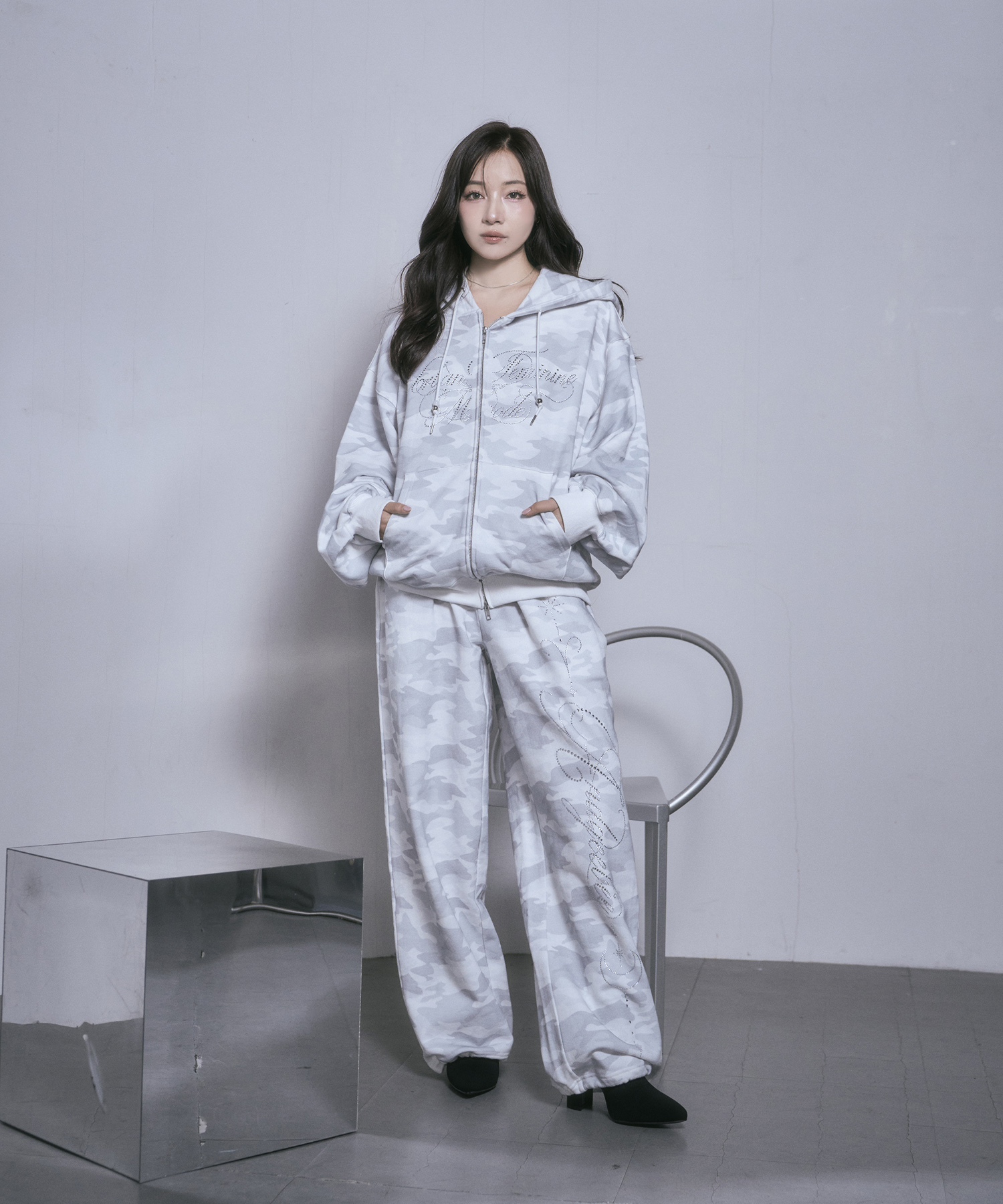 ラインストーンロゴジップパーカー