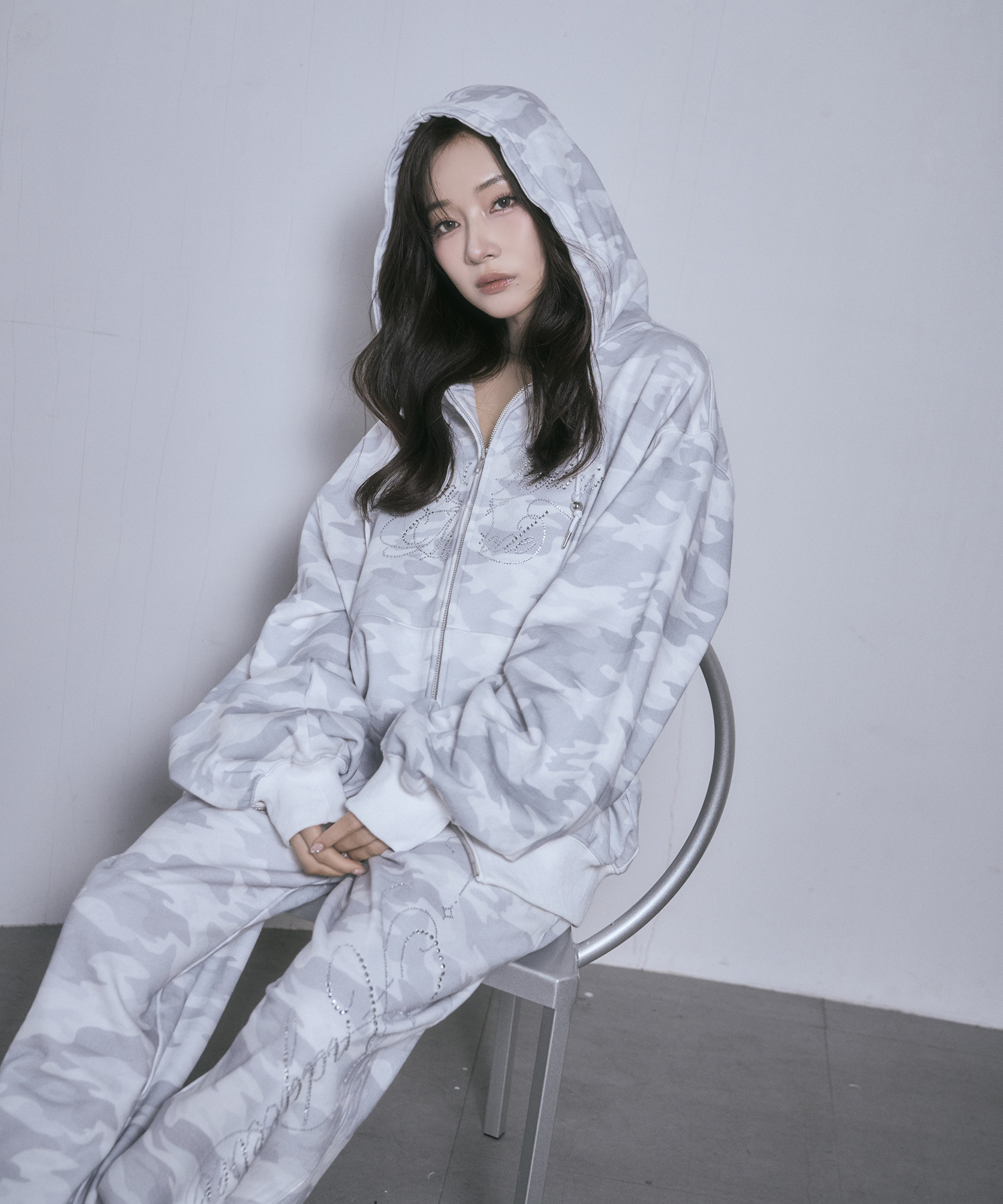 ラインストーンロゴジップパーカー