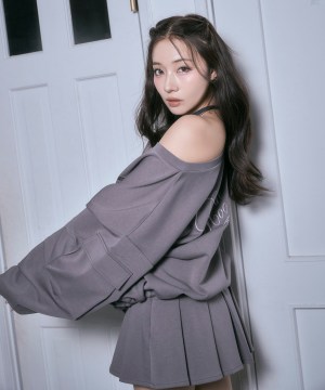 ワンショルジッププルオーバー