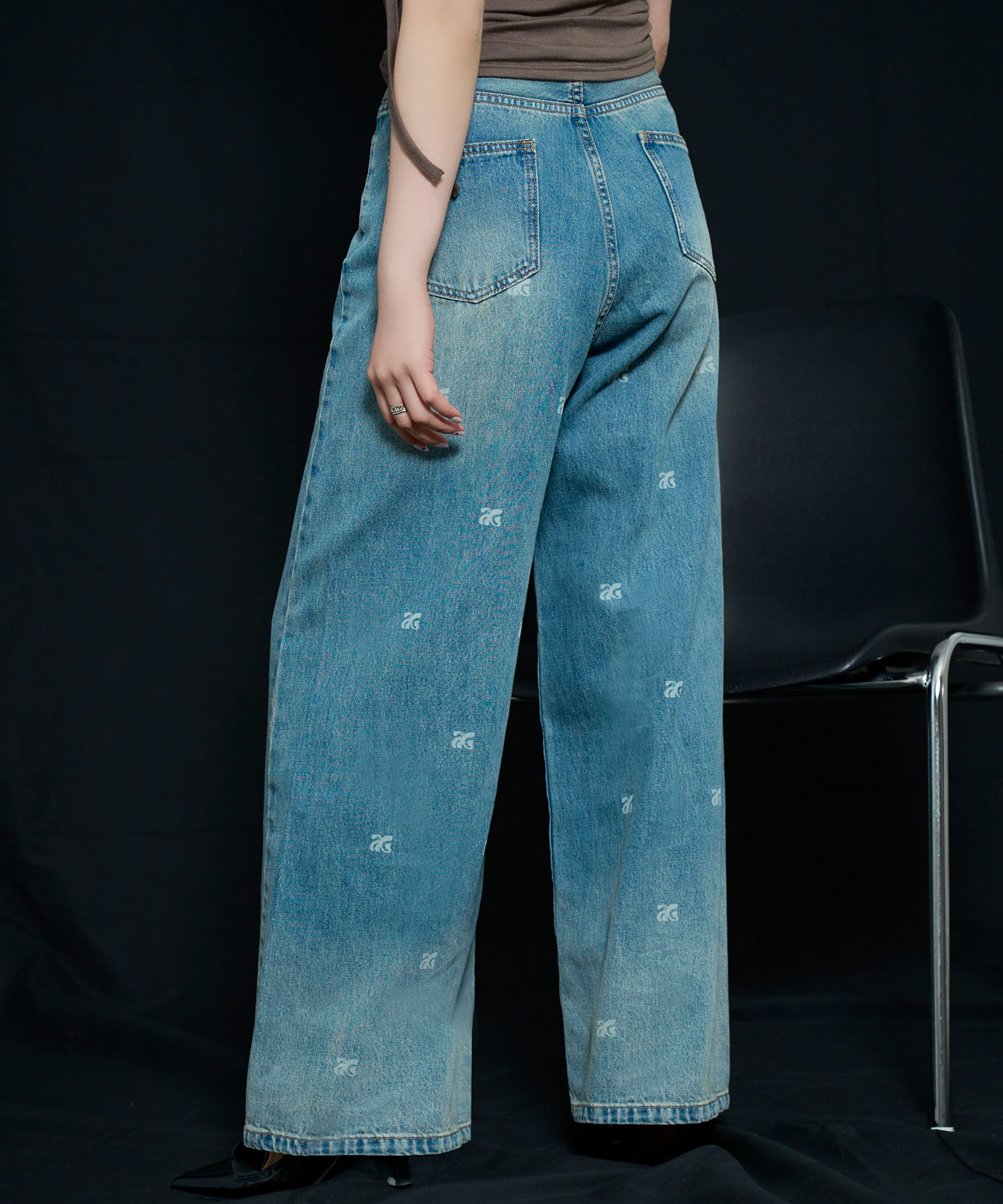 モノグラムロゴデニムパンツ