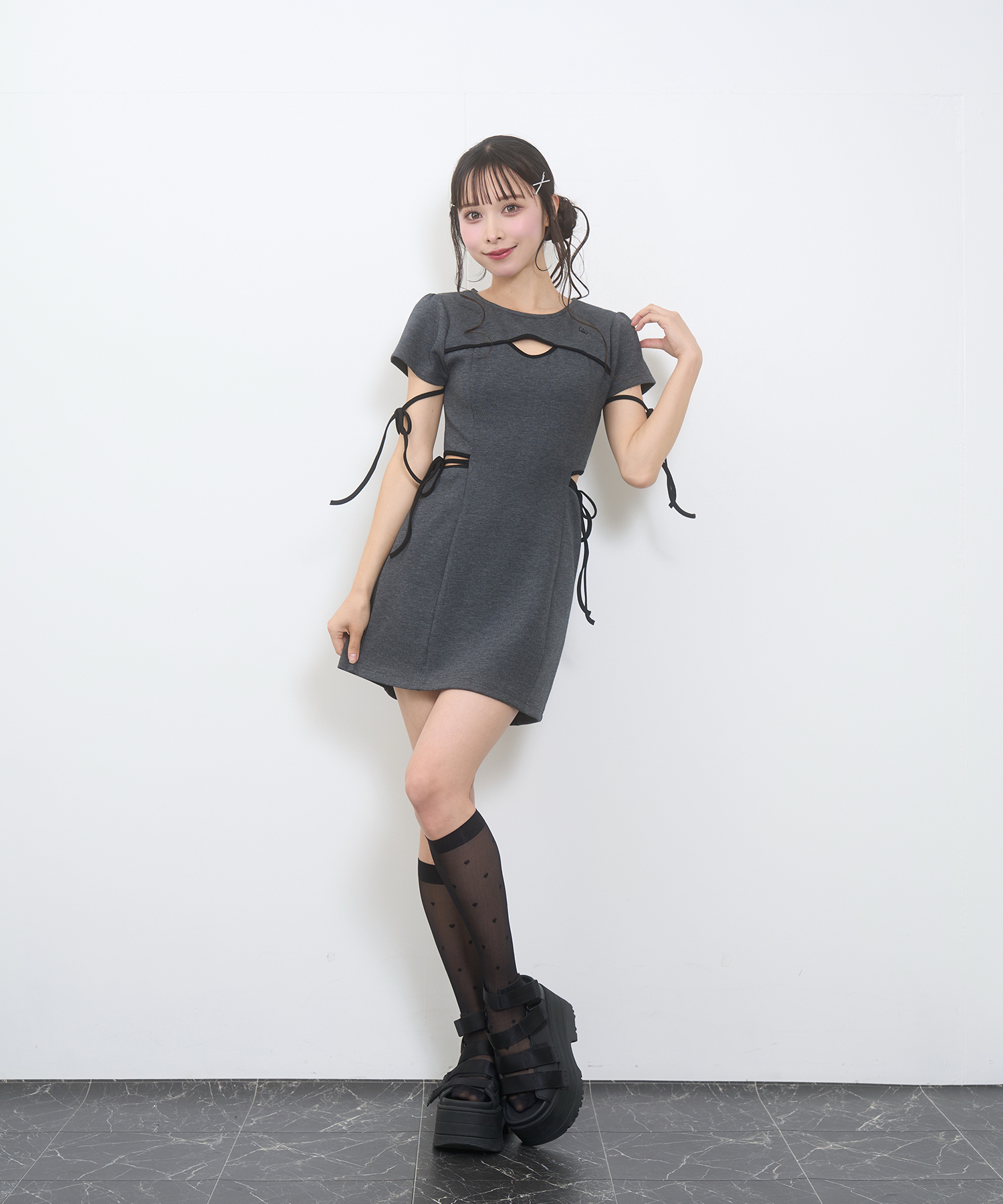 パイピングカットアウトワンピース / チャコール