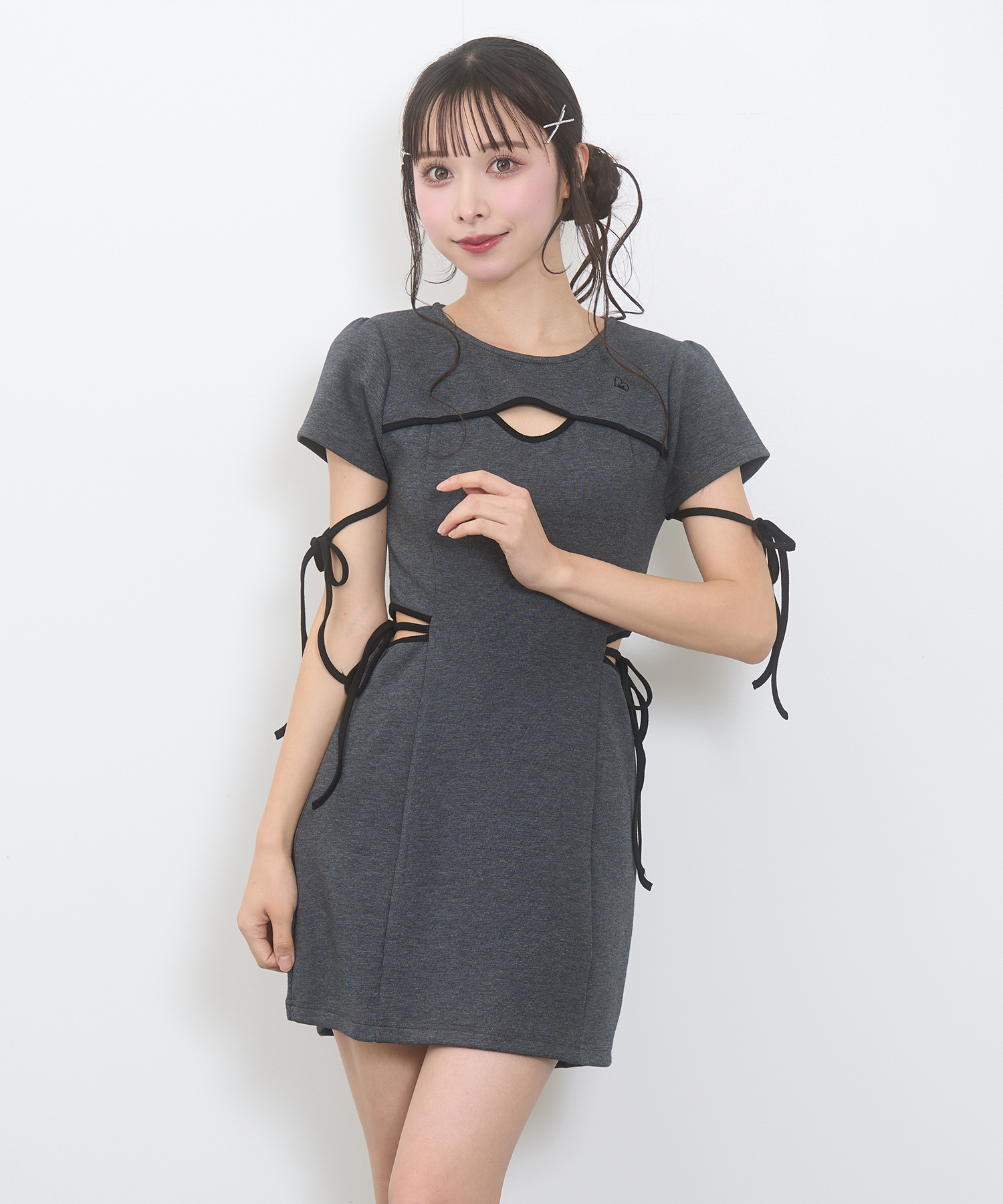パイピングカットアウトワンピース / チャコール