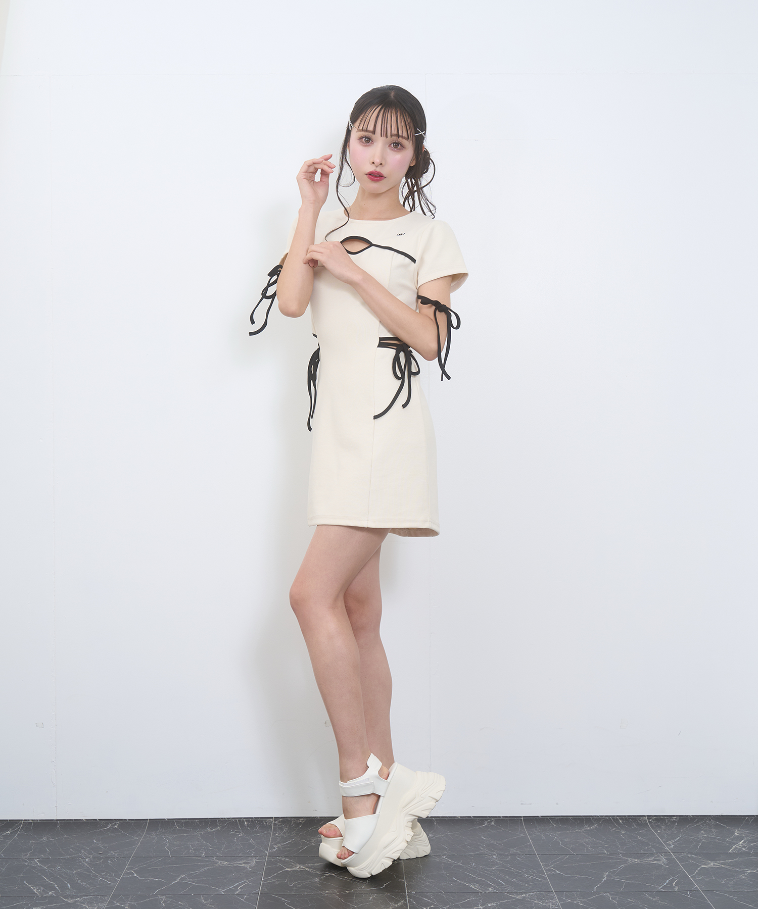 パイピングカットアウトワンピース / アイボリー