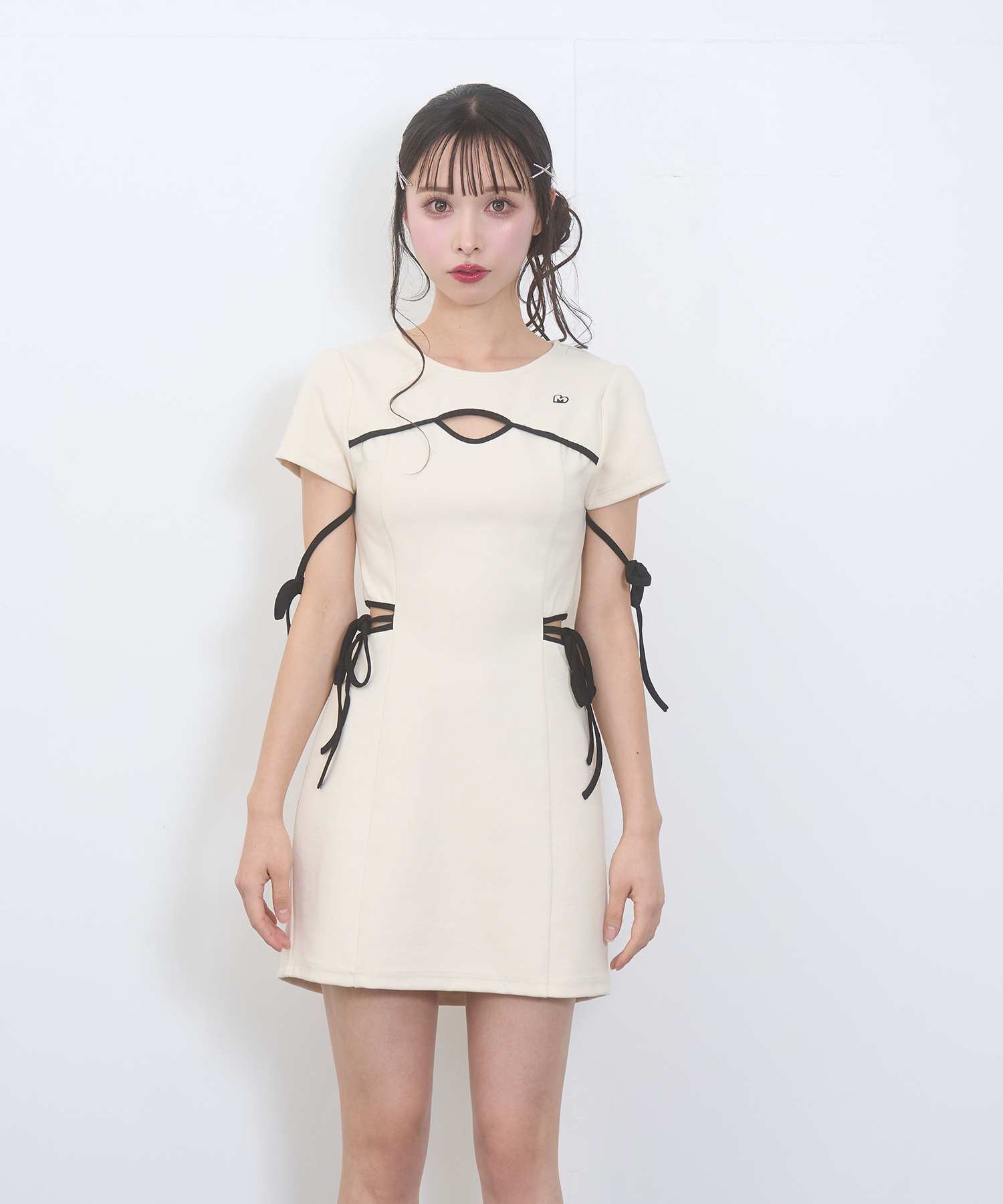 パイピングカットアウトワンピース / アイボリー