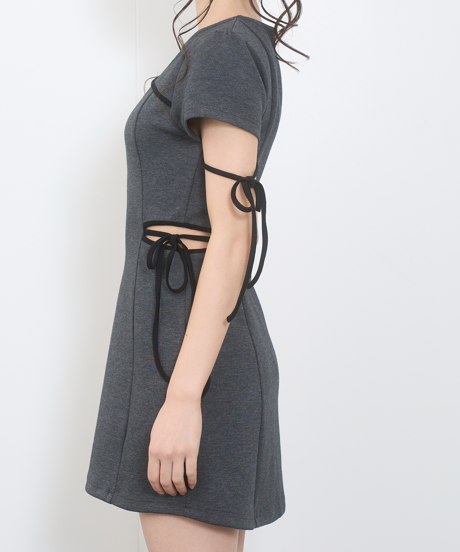 パイピングカットアウトワンピース / チャコール