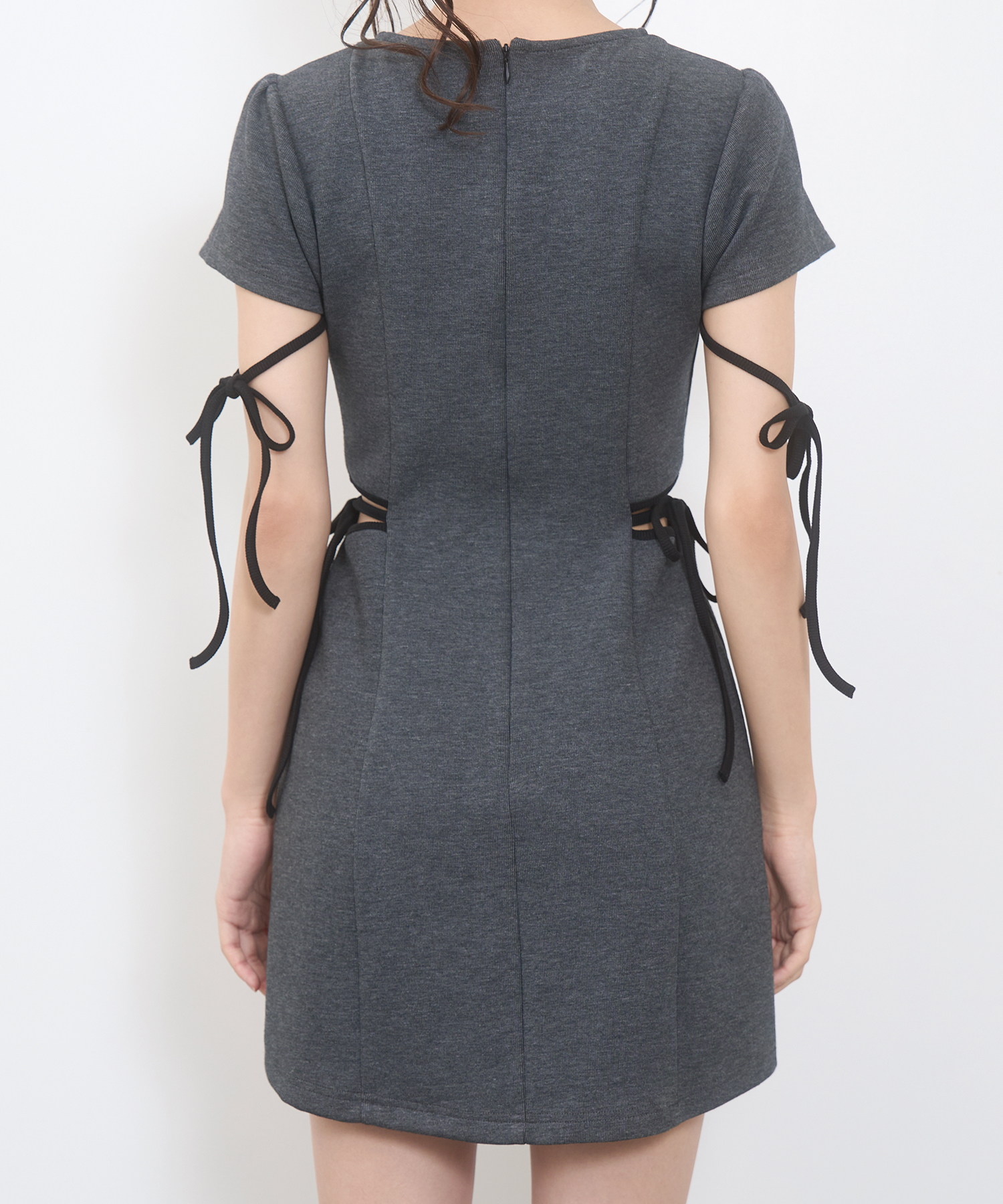 パイピングカットアウトワンピース / チャコール