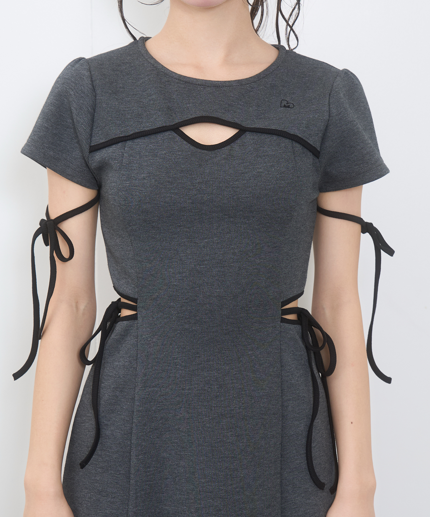 パイピングカットアウトワンピース / チャコール