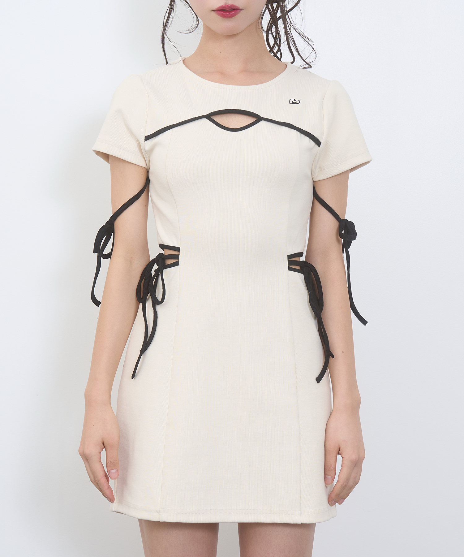 パイピングカットアウトワンピース / アイボリー