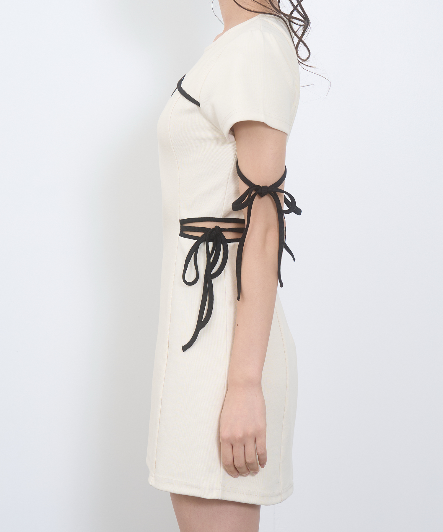 パイピングカットアウトワンピース / アイボリー