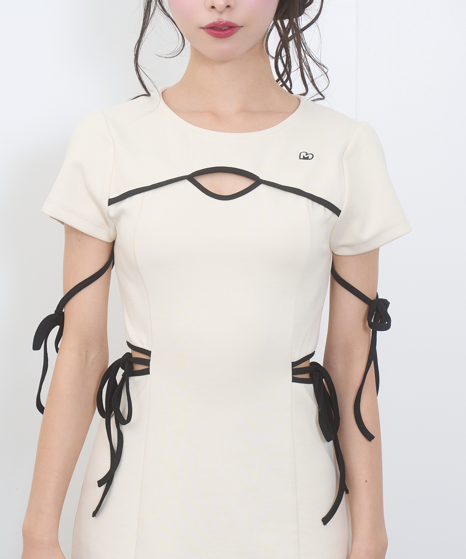 パイピングカットアウトワンピース / アイボリー