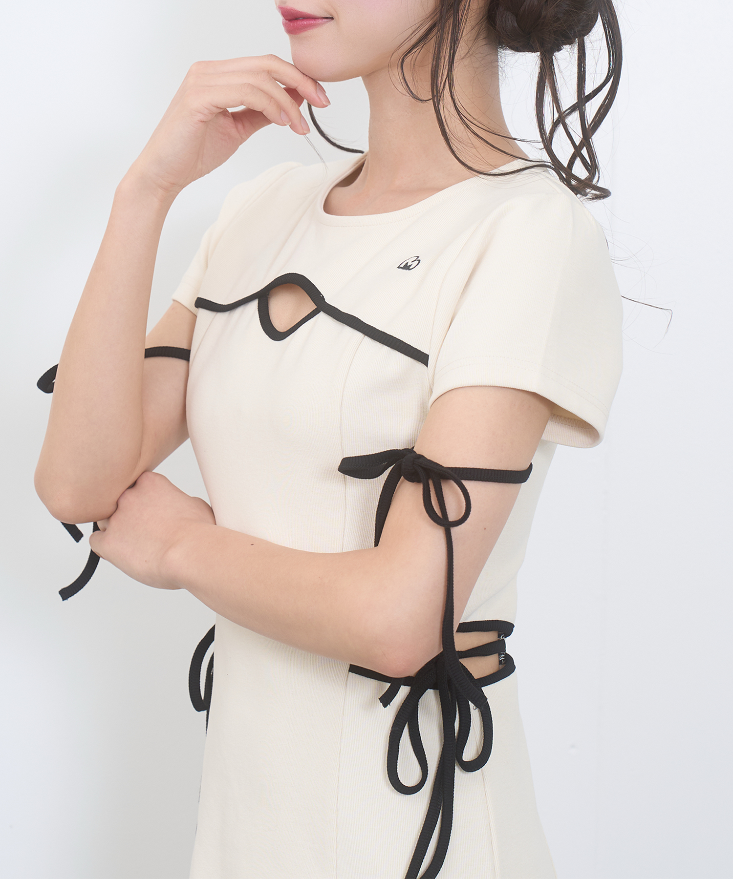 パイピングカットアウトワンピース / アイボリー