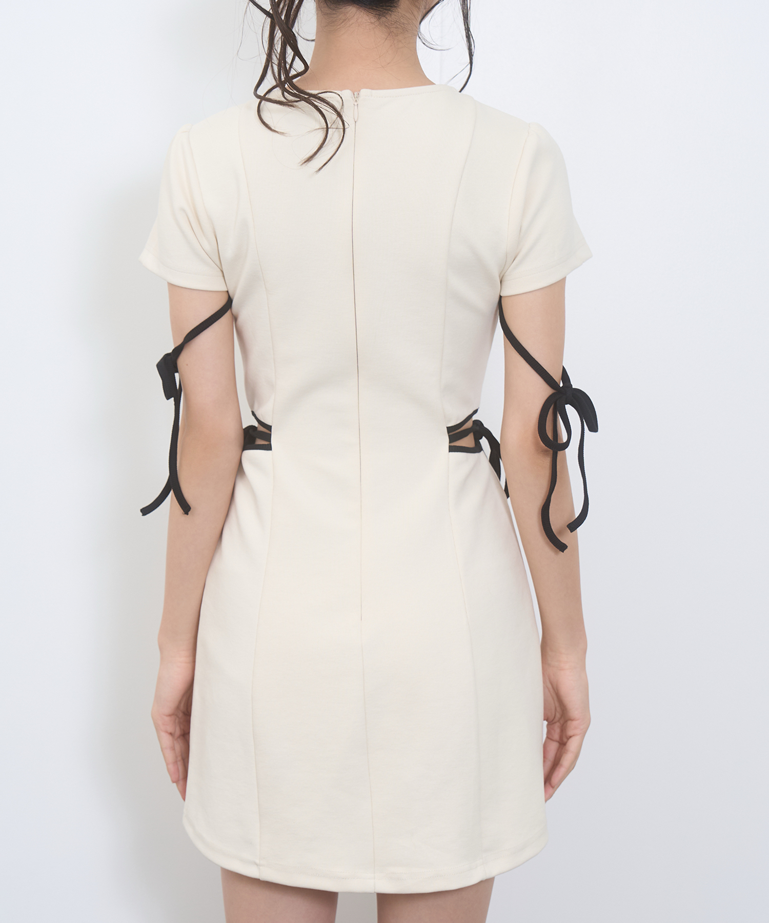 パイピングカットアウトワンピース / アイボリー
