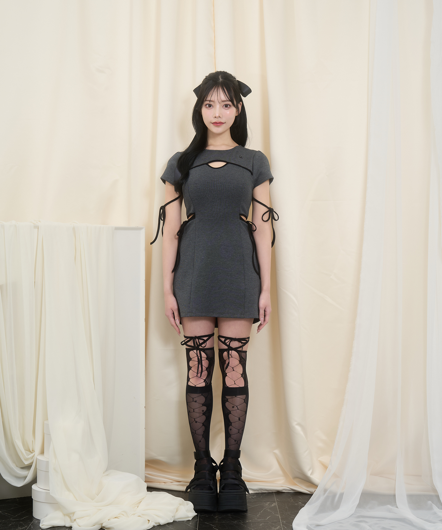 パイピングカットアウトワンピース / チャコール