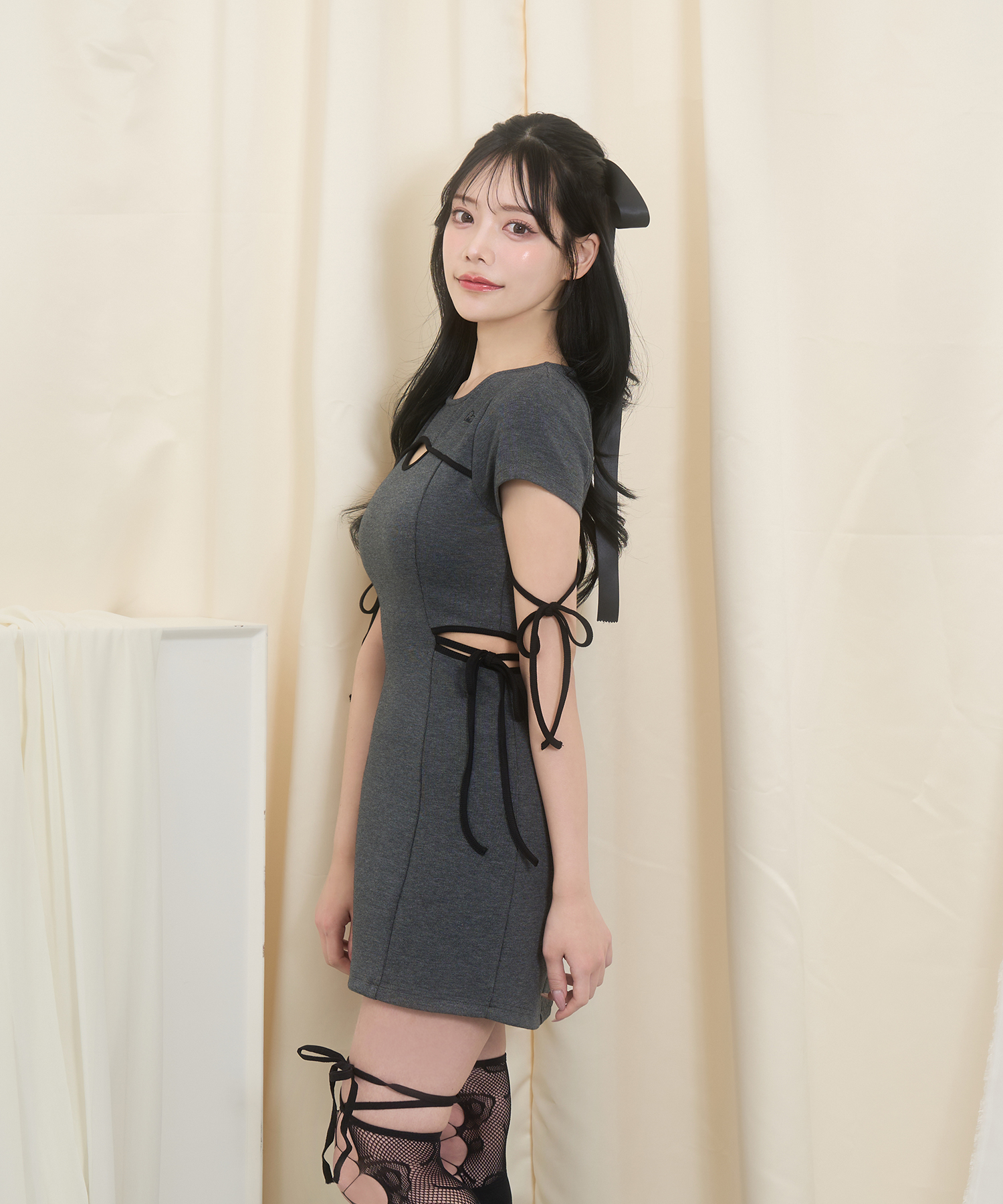 パイピングカットアウトワンピース / チャコール