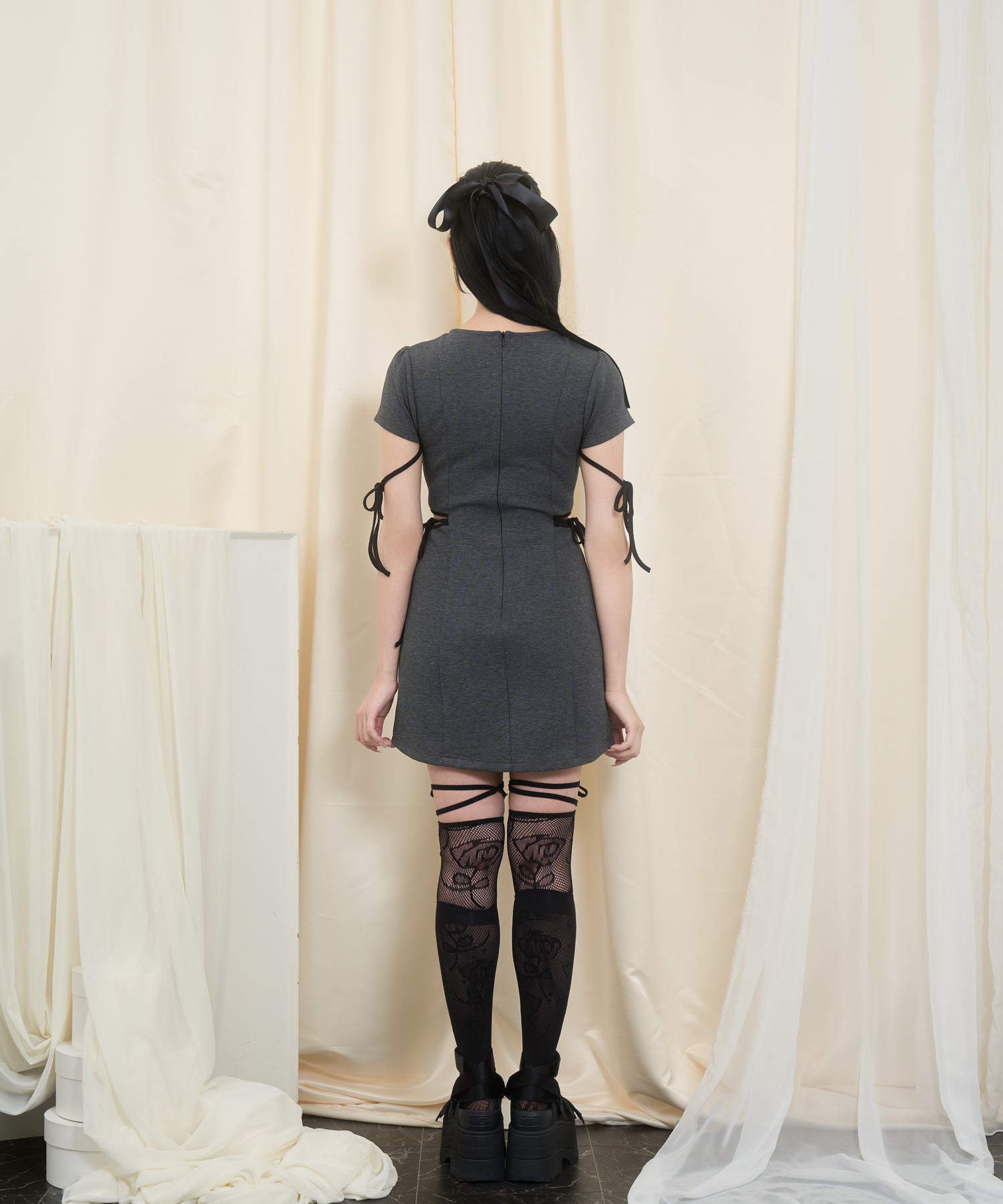 パイピングカットアウトワンピース / チャコール