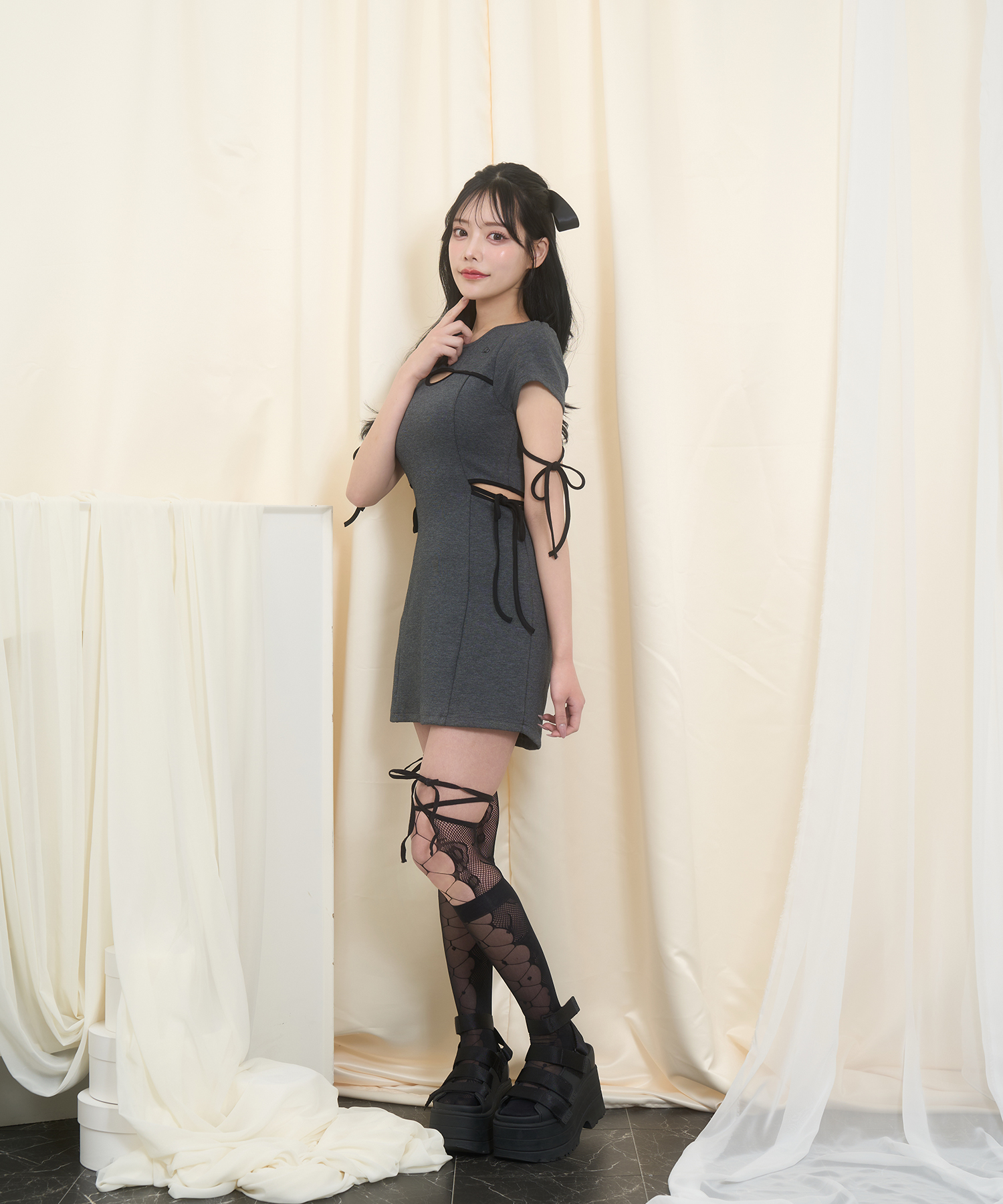 パイピングカットアウトワンピース / チャコール