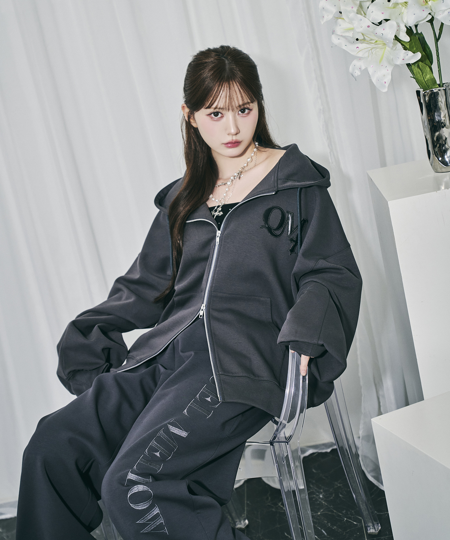 UNISEX QMワッペンジップパーカー / チャコールグレー
