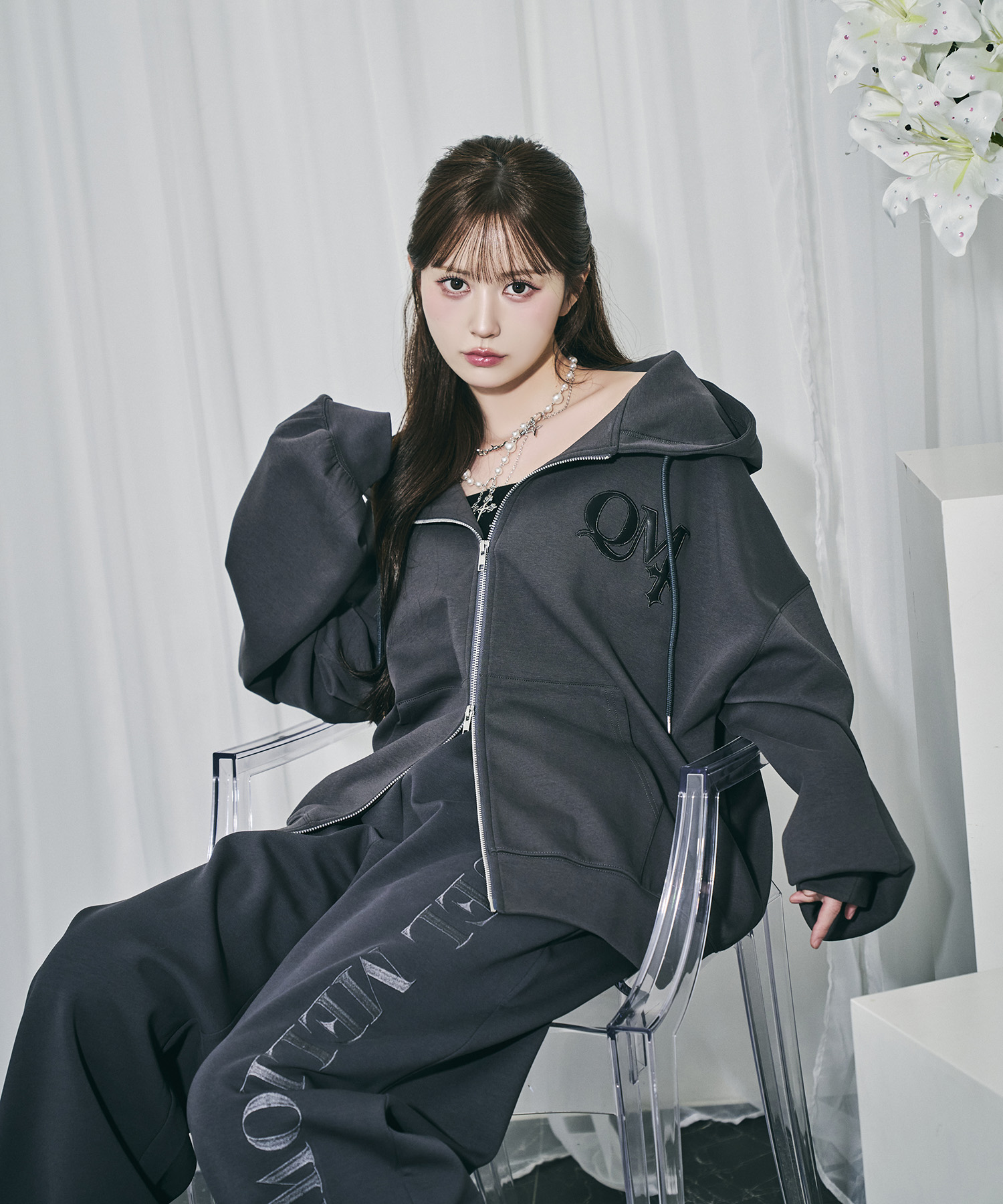 UNISEX QMワッペンジップパーカー / チャコールグレー