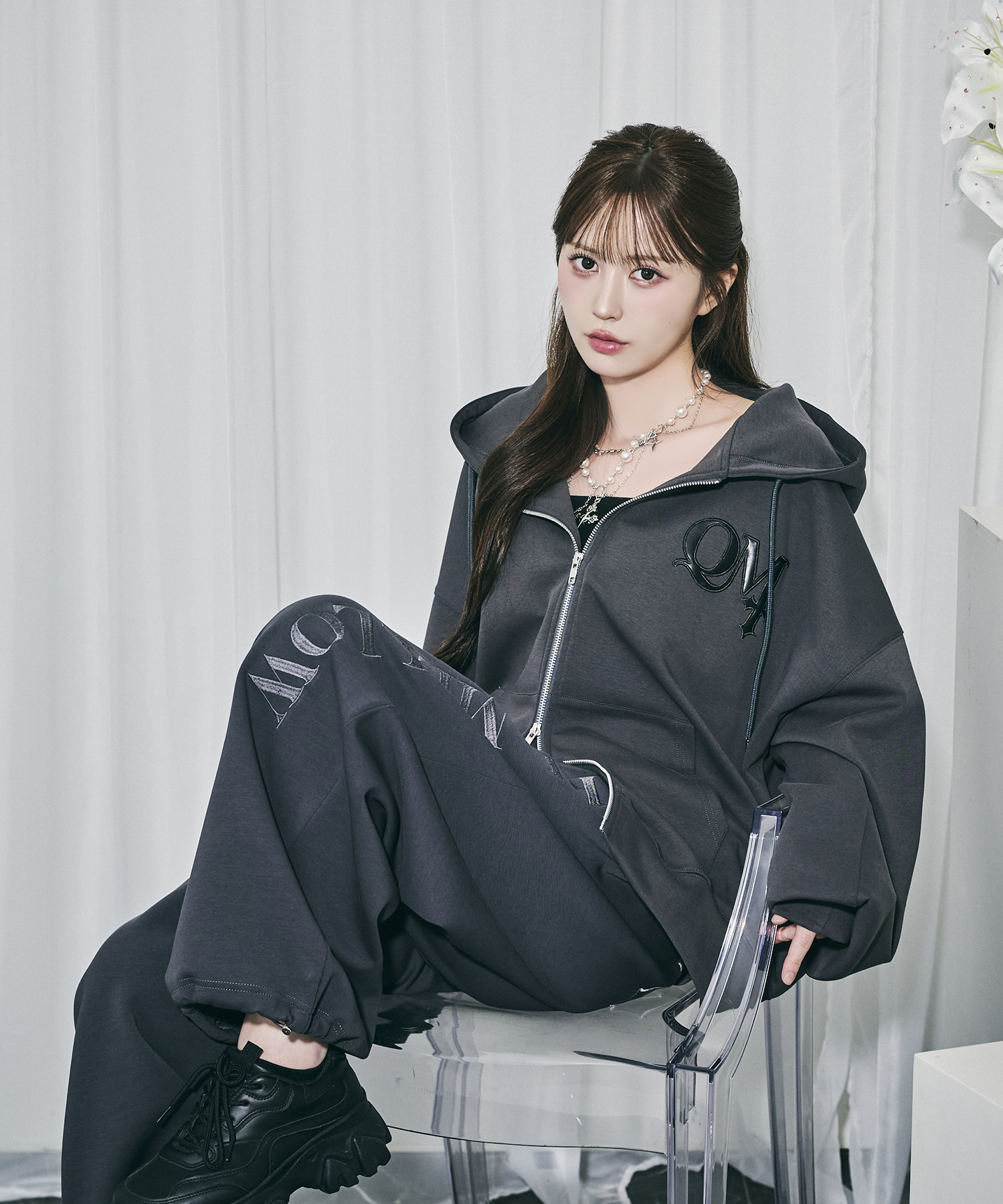 UNISEX QMワッペンジップパーカー / チャコールグレー