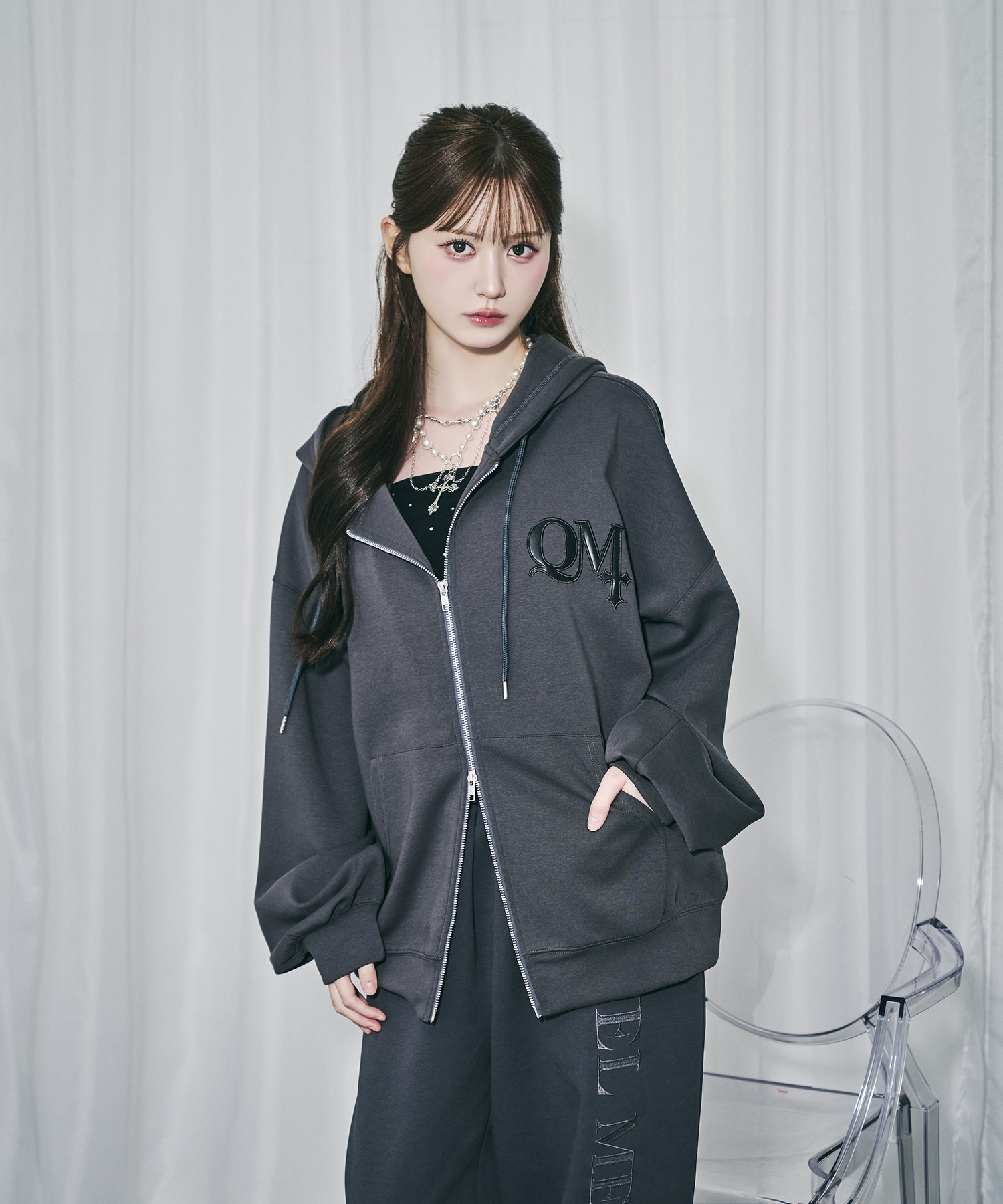 UNISEX QMワッペンジップパーカー / チャコールグレー