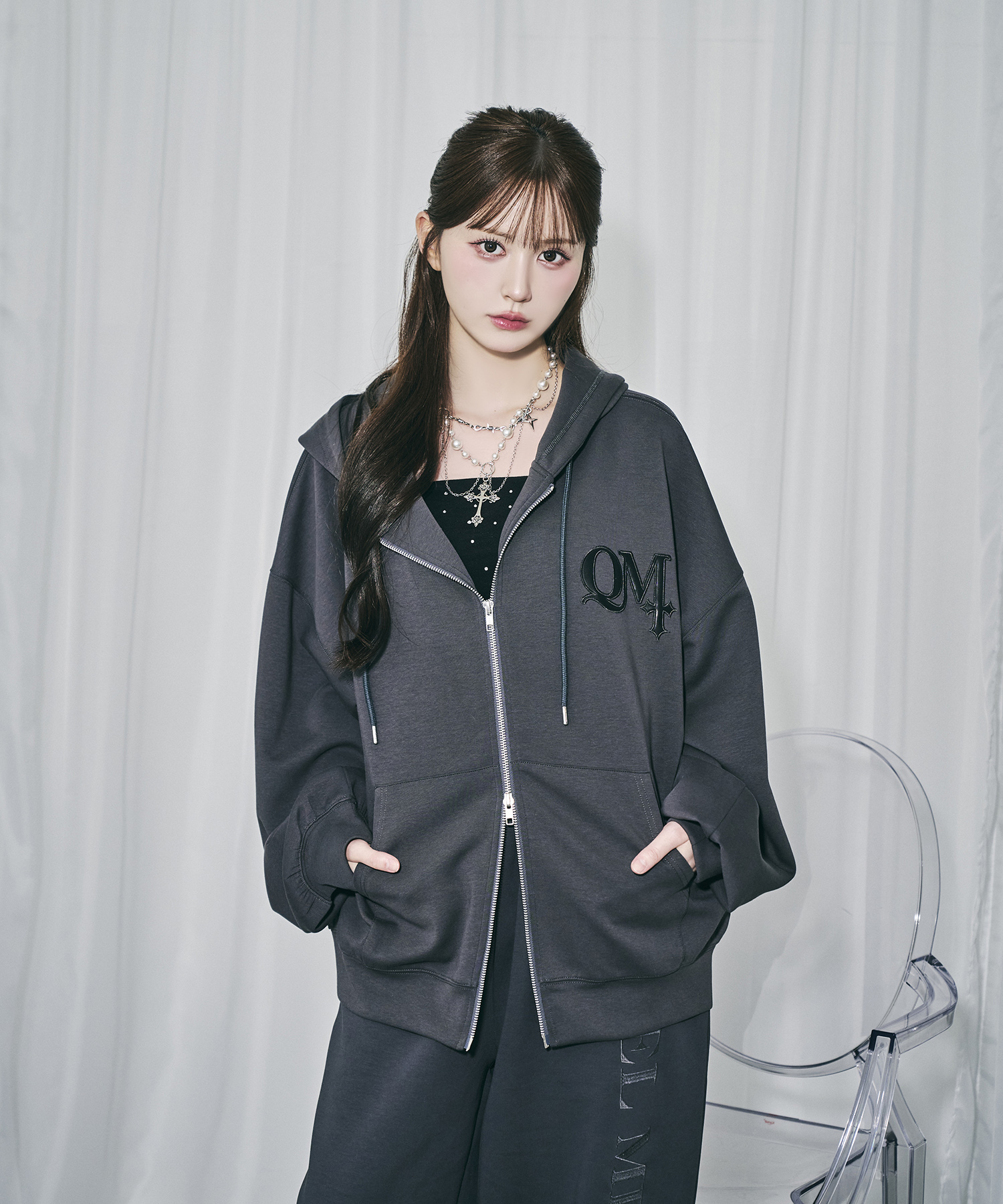 UNISEX QMワッペンジップパーカー / チャコールグレー