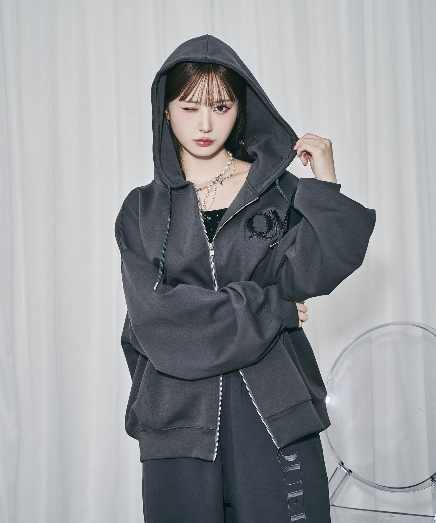 UNISEX QMワッペンジップパーカー / チャコールグレー