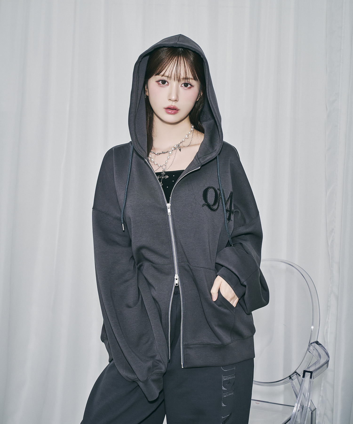UNISEX QMワッペンジップパーカー / チャコールグレー