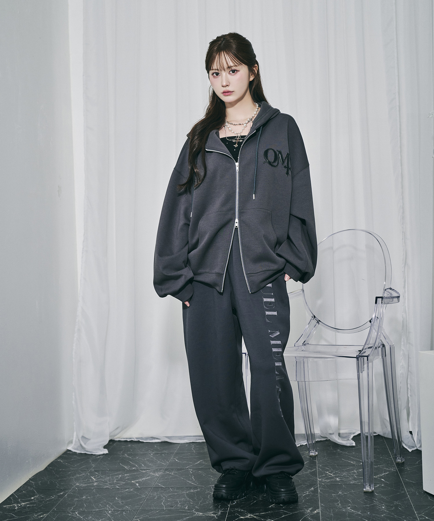 UNISEX QMワッペンジップパーカー / チャコールグレー
