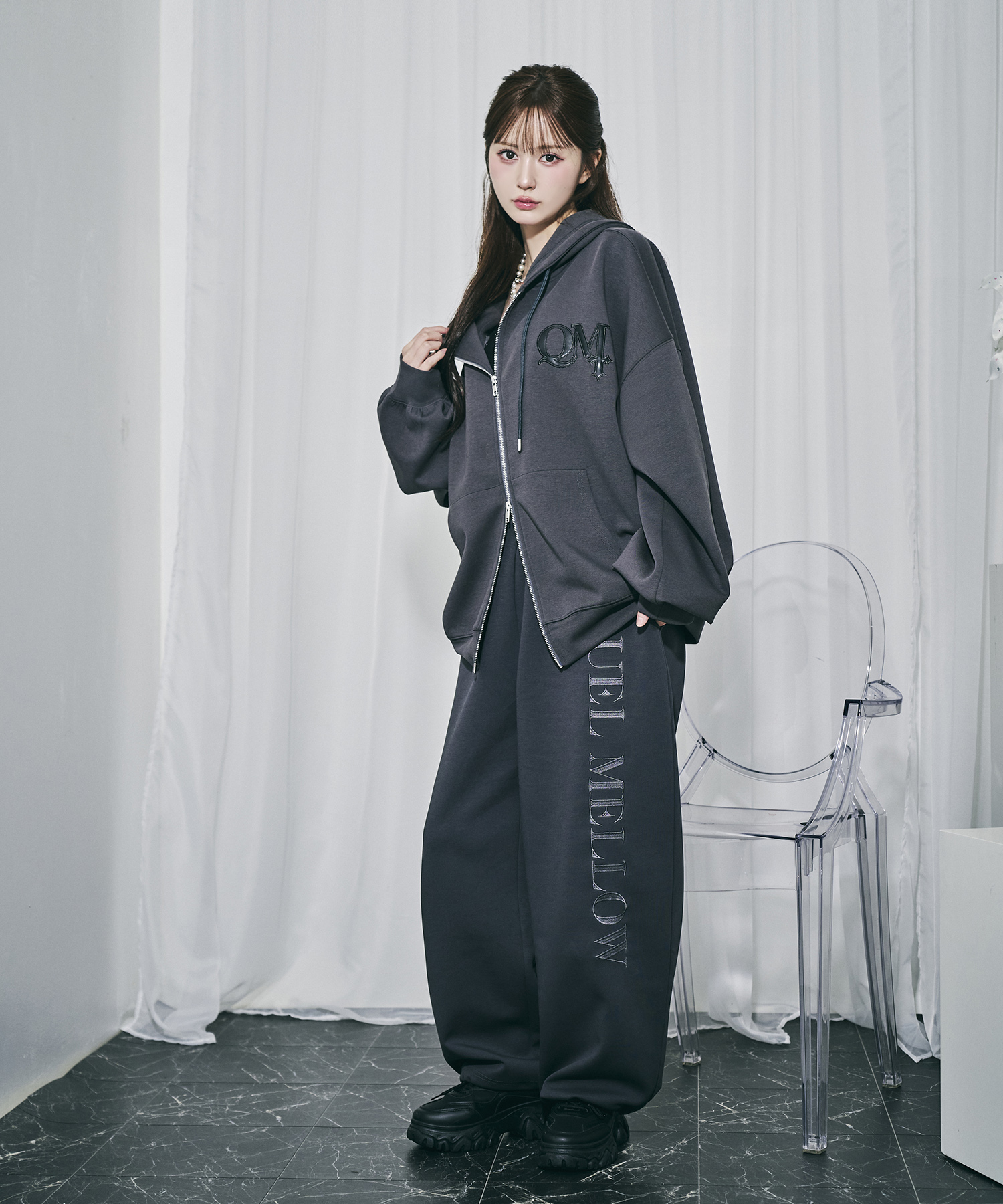 UNISEX QMワッペンジップパーカー / チャコールグレー