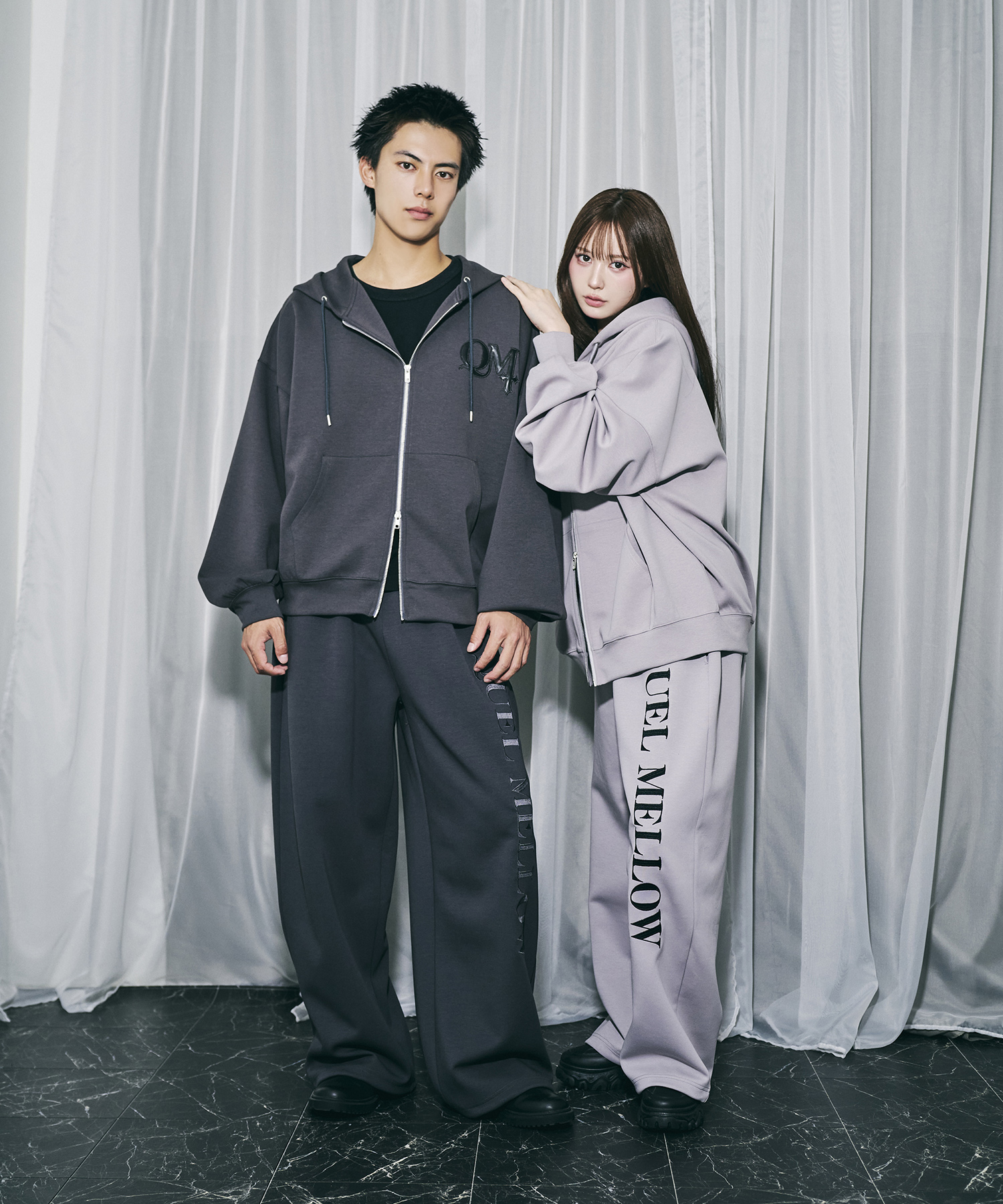 UNISEX QMワッペンジップパーカー / チャコールグレー