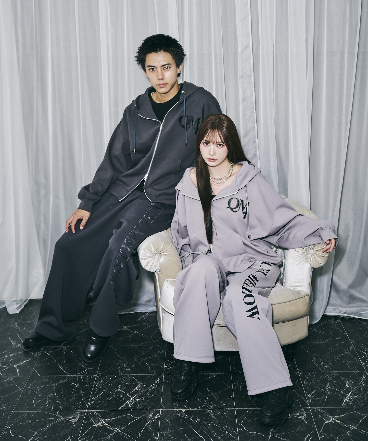 UNISEX QMワッペンジップパーカー / チャコールグレー