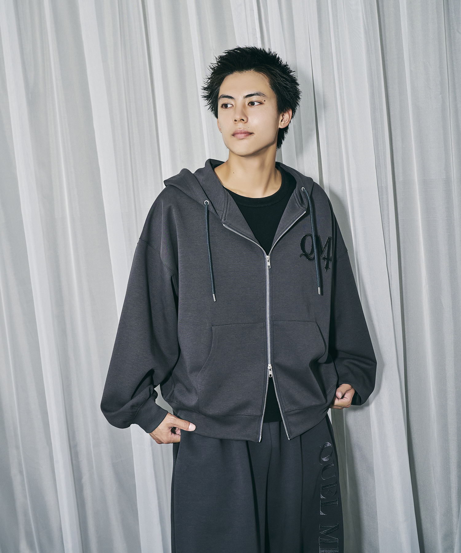 UNISEX QMワッペンジップパーカー / チャコールグレー