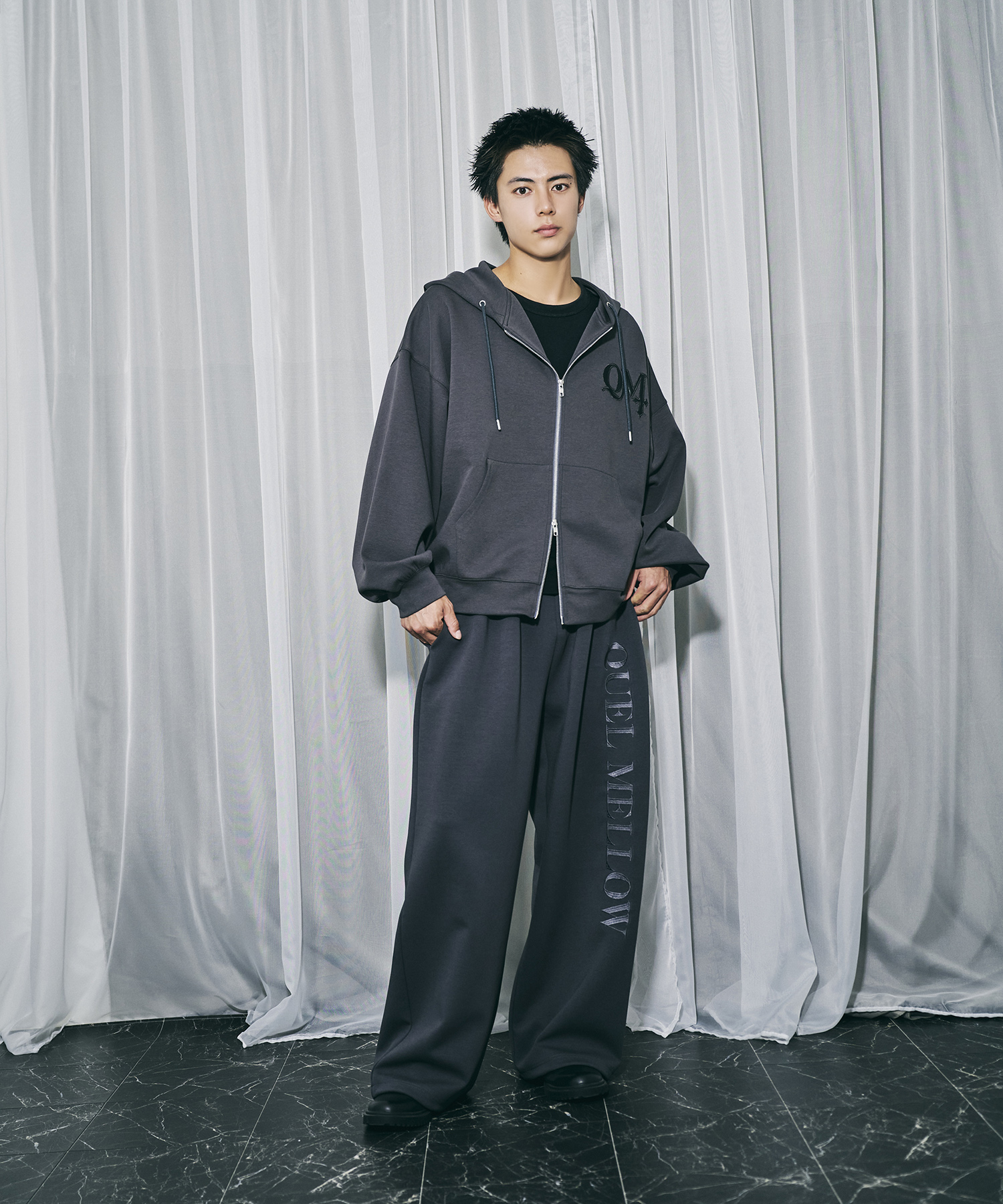 UNISEX QMワッペンジップパーカー / チャコールグレー