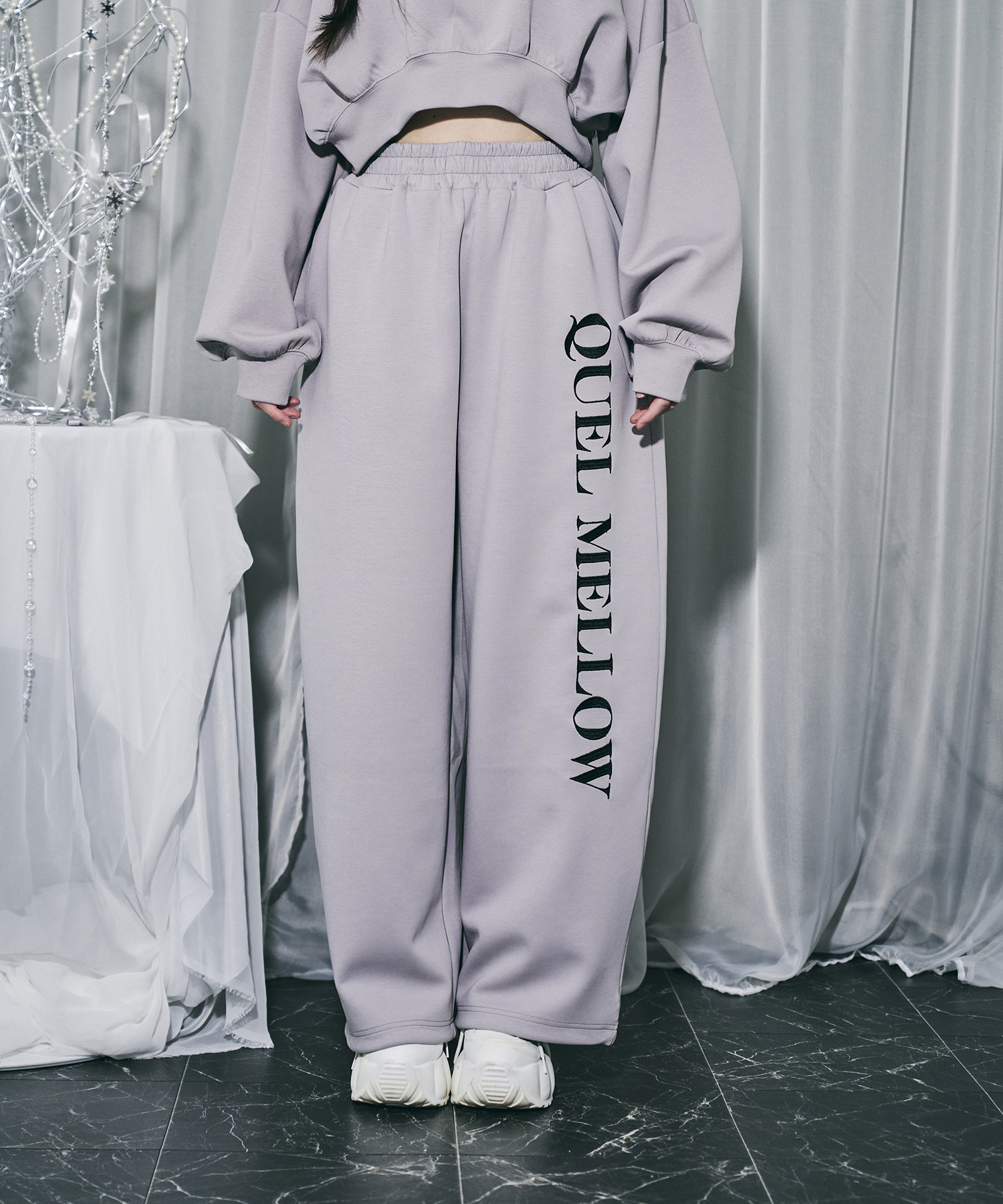 UNISEX エンブロイダリーロゴスウェットパンツ / グレー