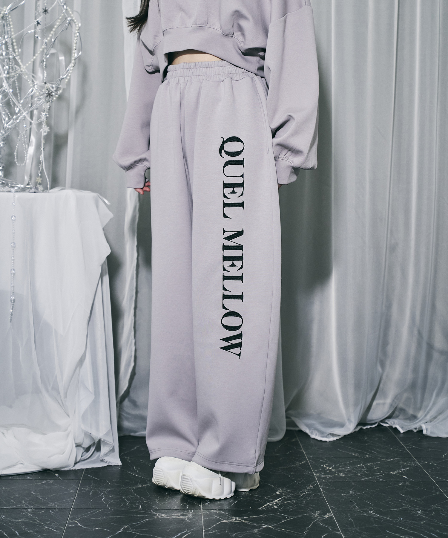 UNISEX エンブロイダリーロゴスウェットパンツ / グレー