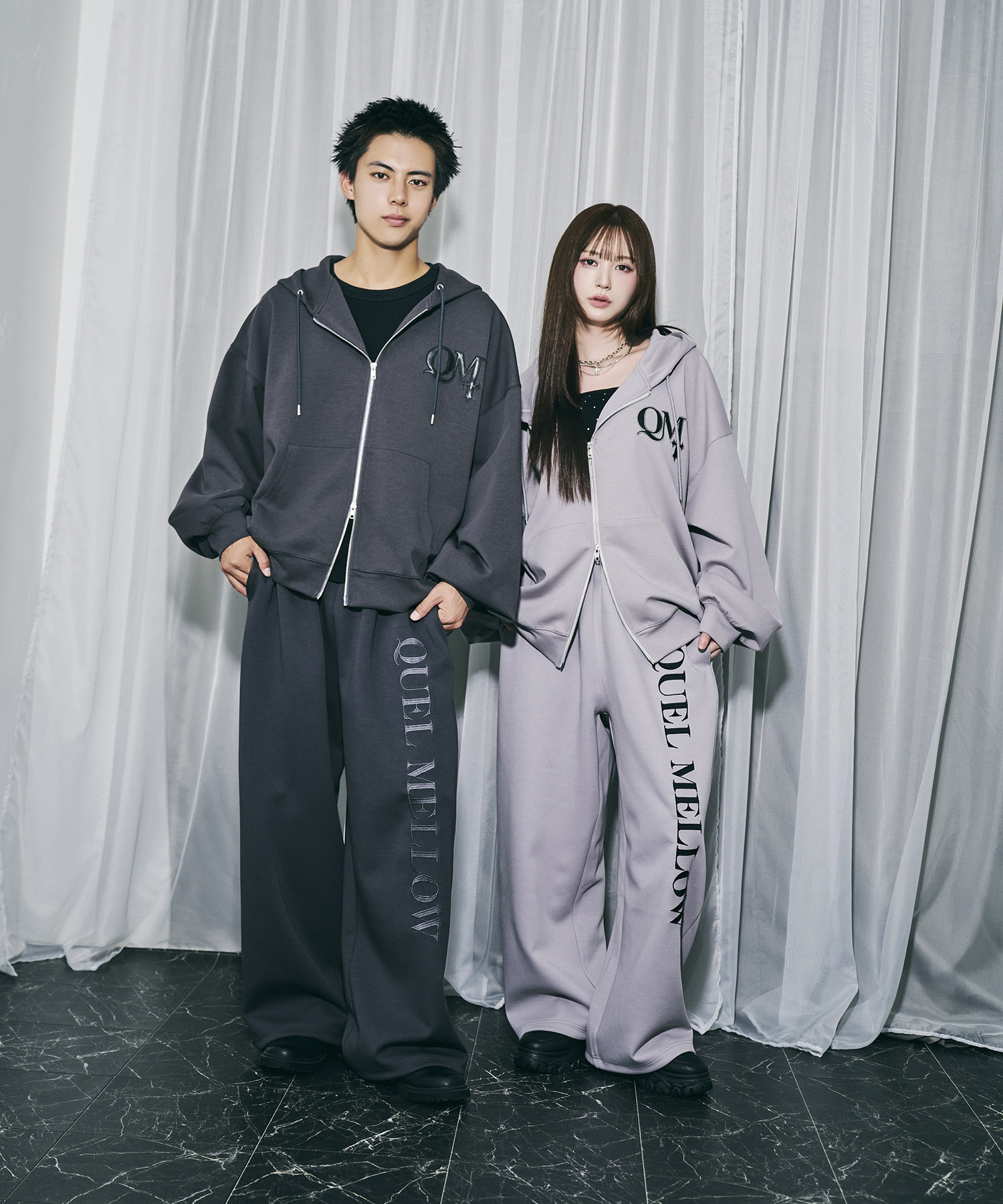 UNISEX エンブロイダリーロゴスウェットパンツ / グレー