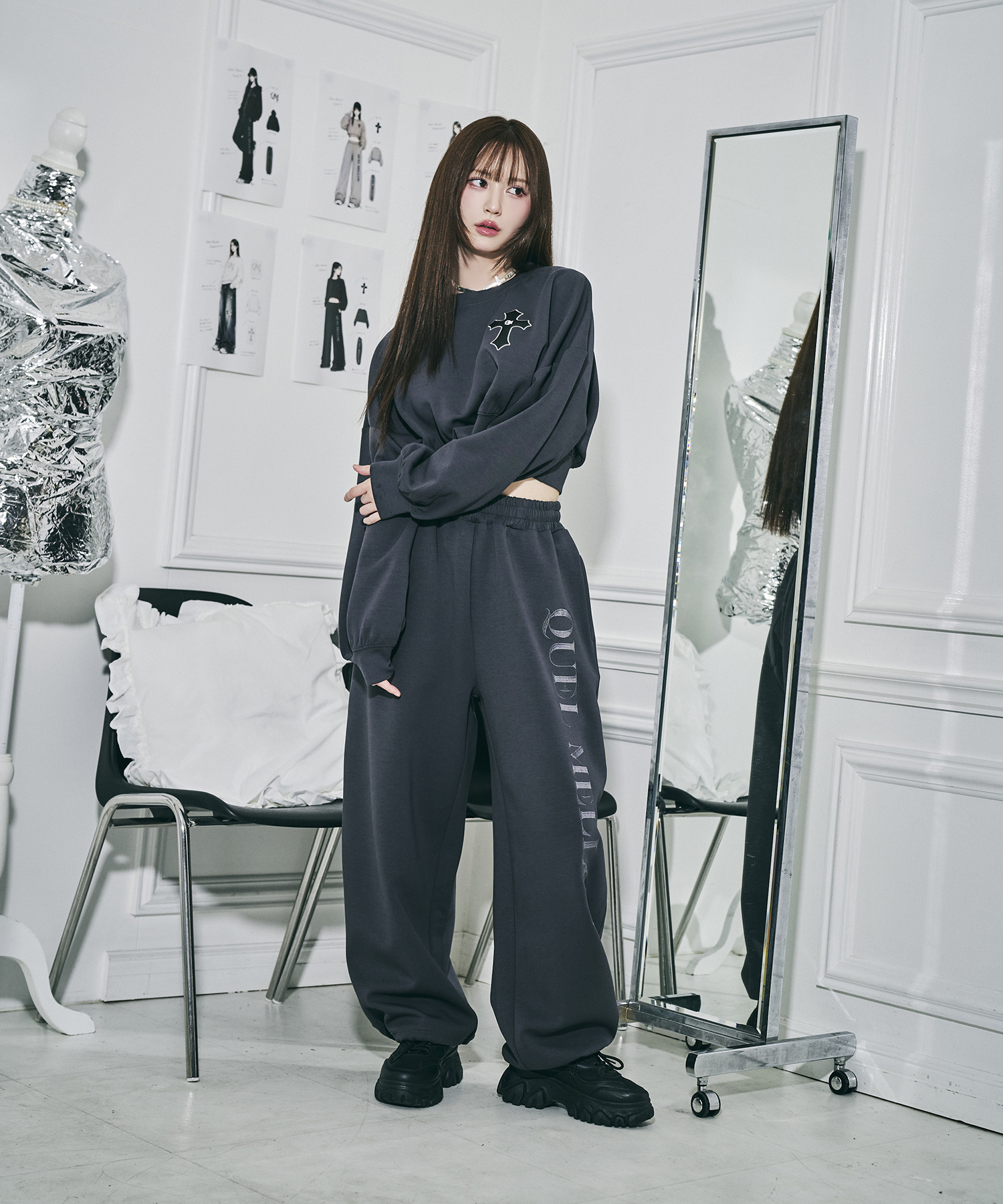 UNISEX エンブロイダリーロゴスウェットパンツ / チャコールグレー