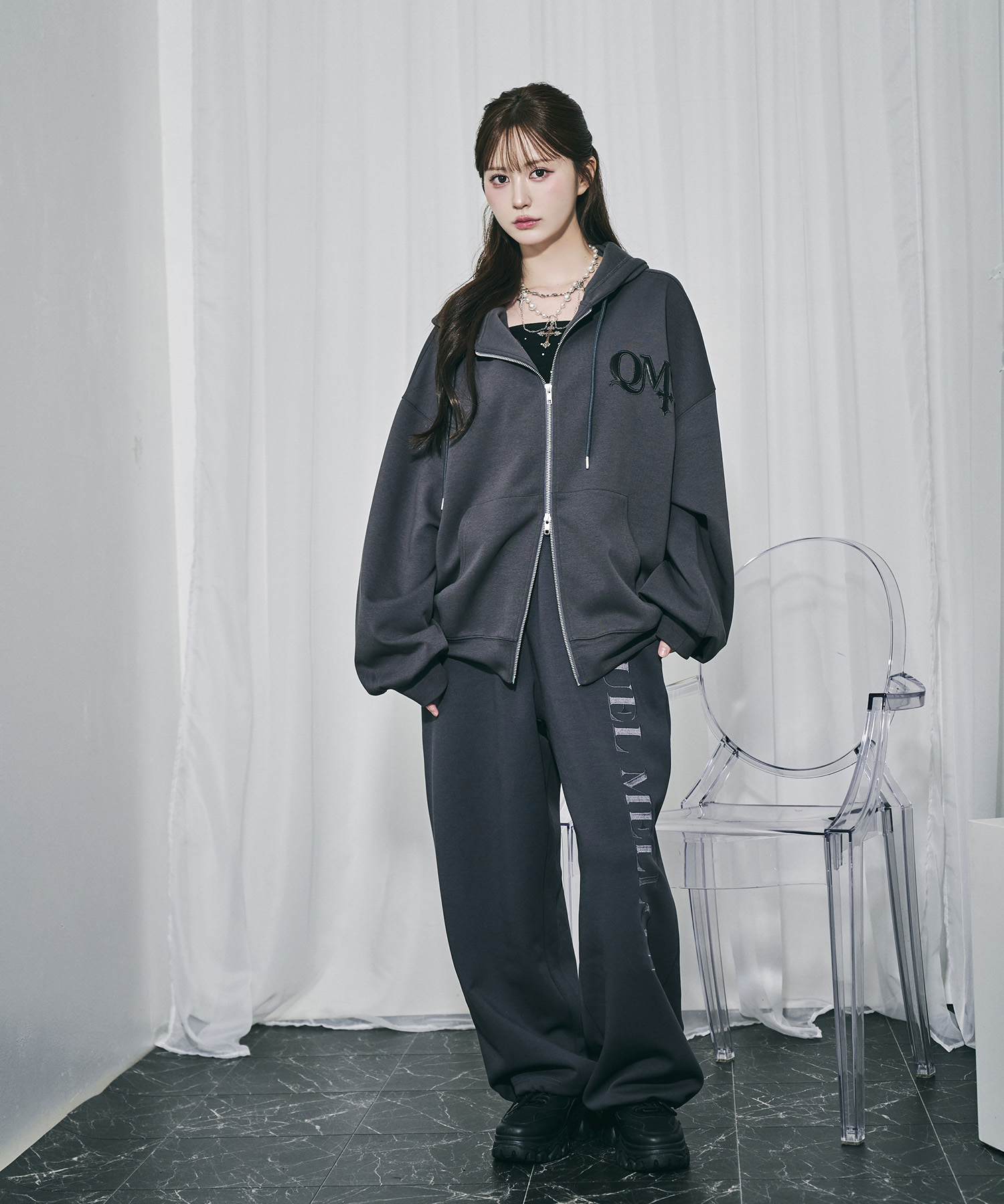 UNISEX エンブロイダリーロゴスウェットパンツ / チャコールグレー
