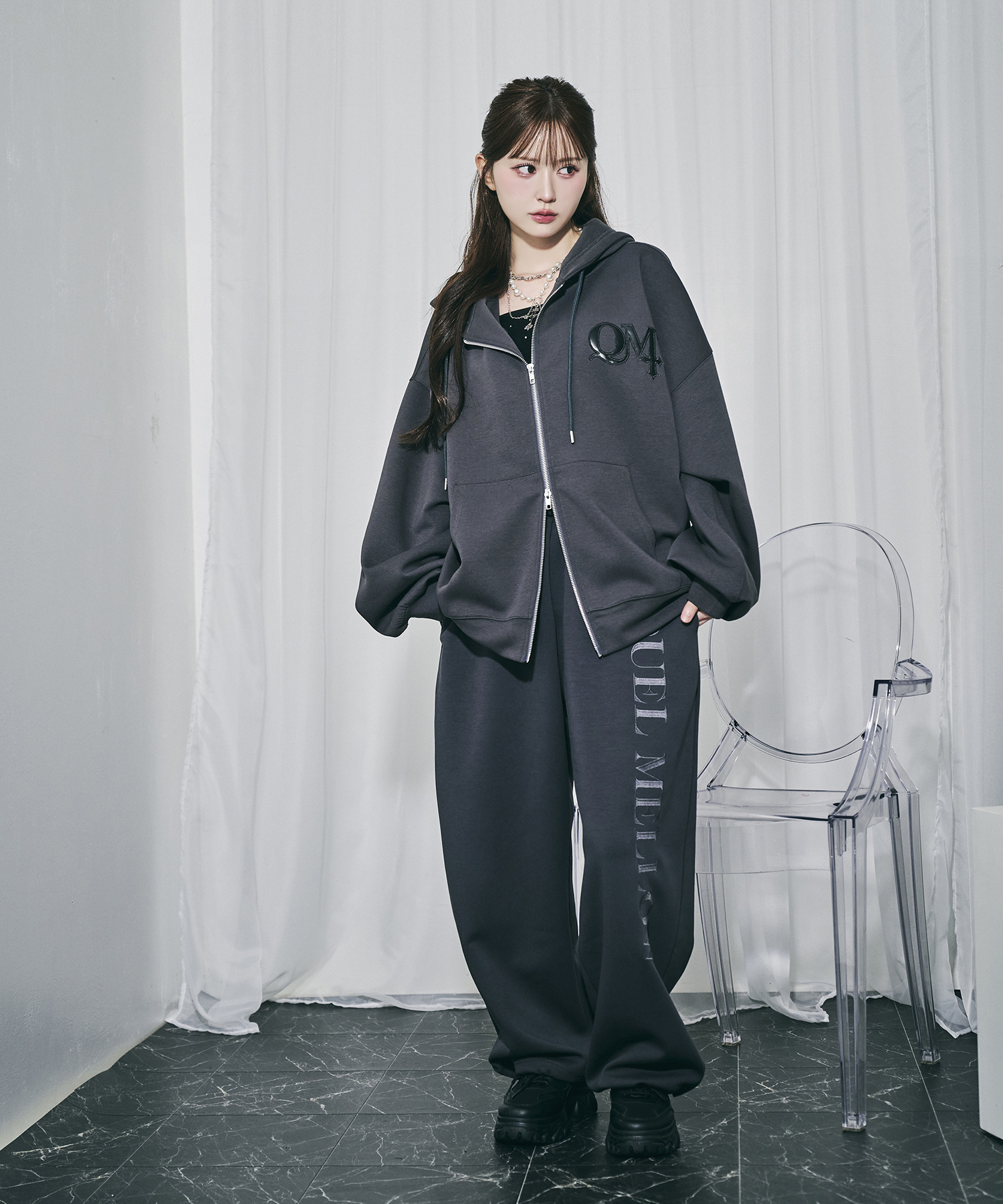 UNISEX エンブロイダリーロゴスウェットパンツ / チャコールグレー